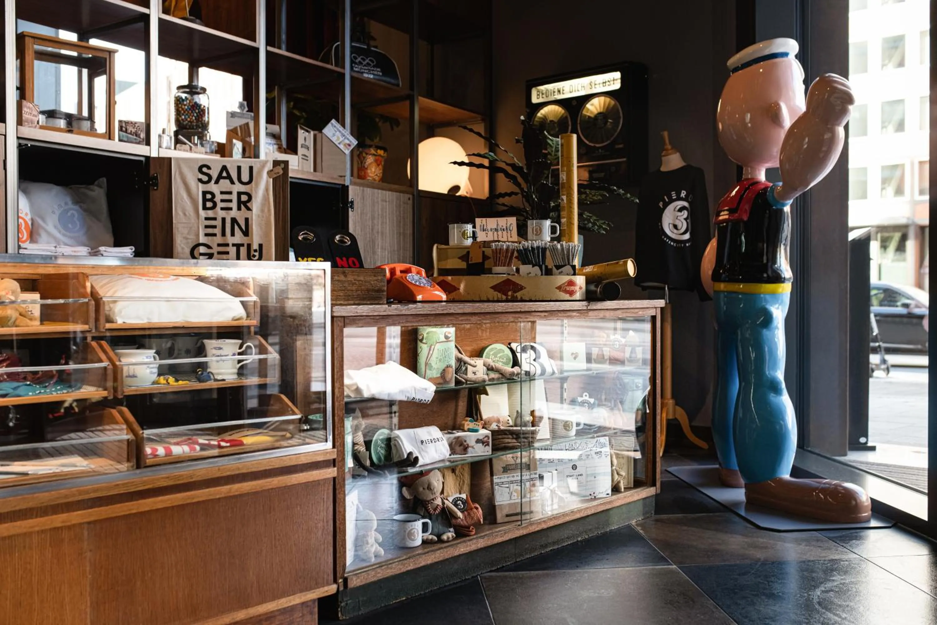 On-site shops in PIERDREI Hotel HafenCity Hamburg