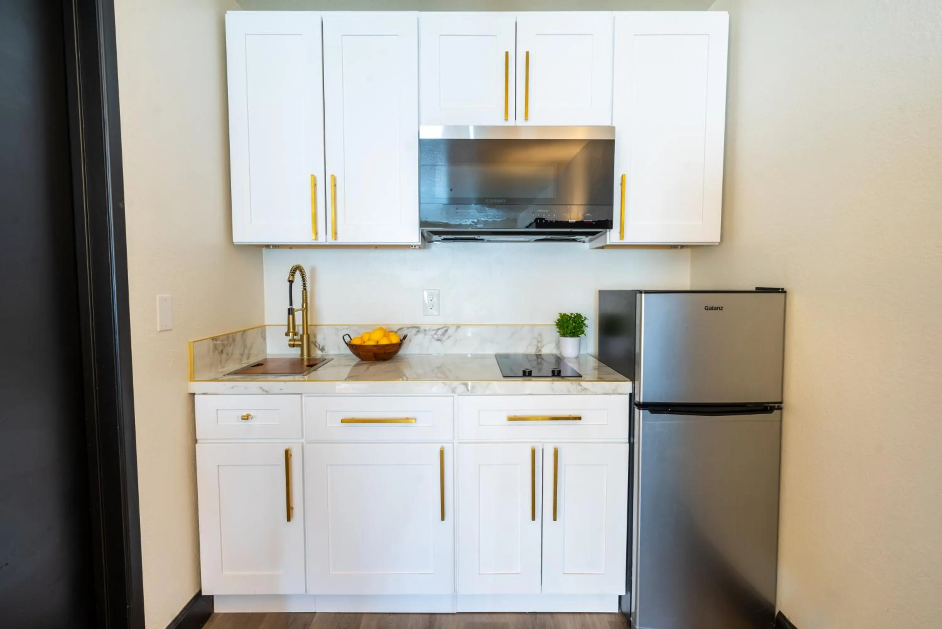 Kitchen or kitchenette in Sands Inn & Suites