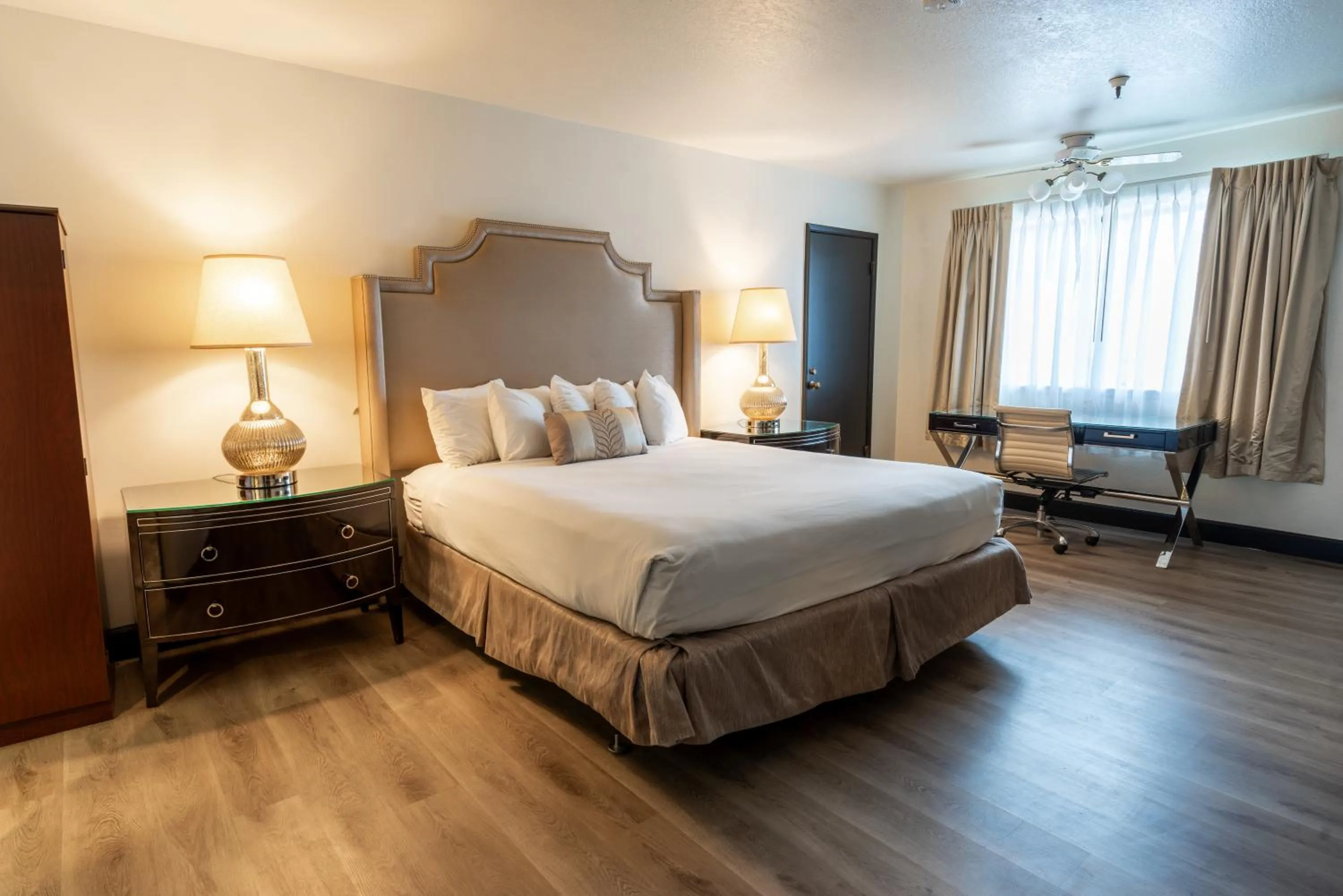 Photo of the whole room, Bed in Sands Inn & Suites