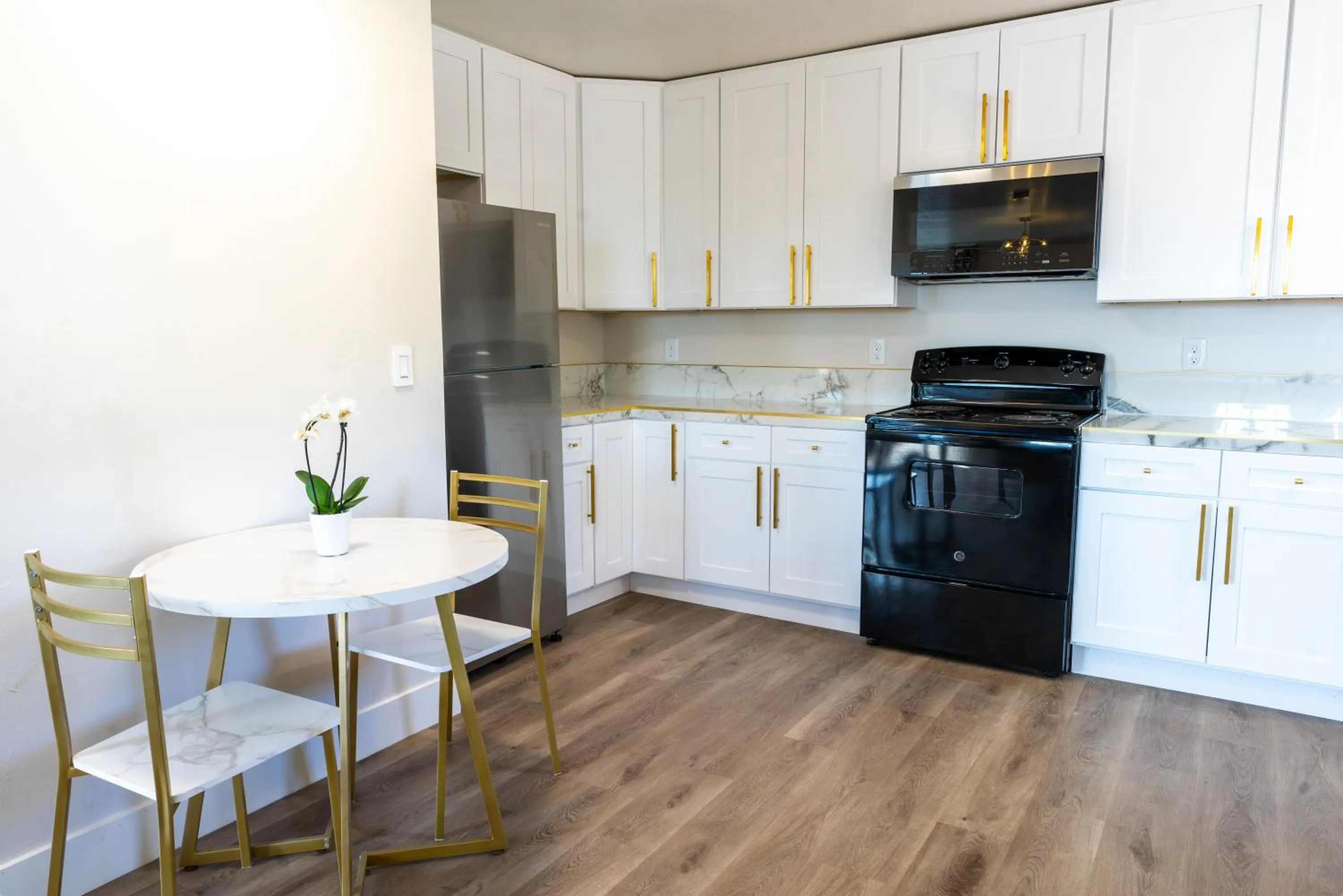 Kitchen or kitchenette in Sands Inn & Suites