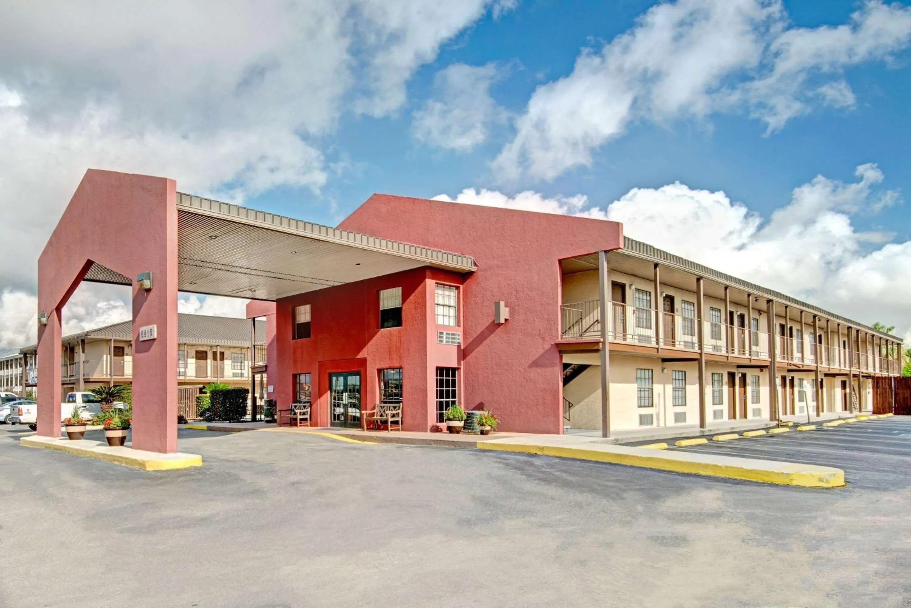 Property Building in Deluxe Inn San Antonio Near Lackland AFB