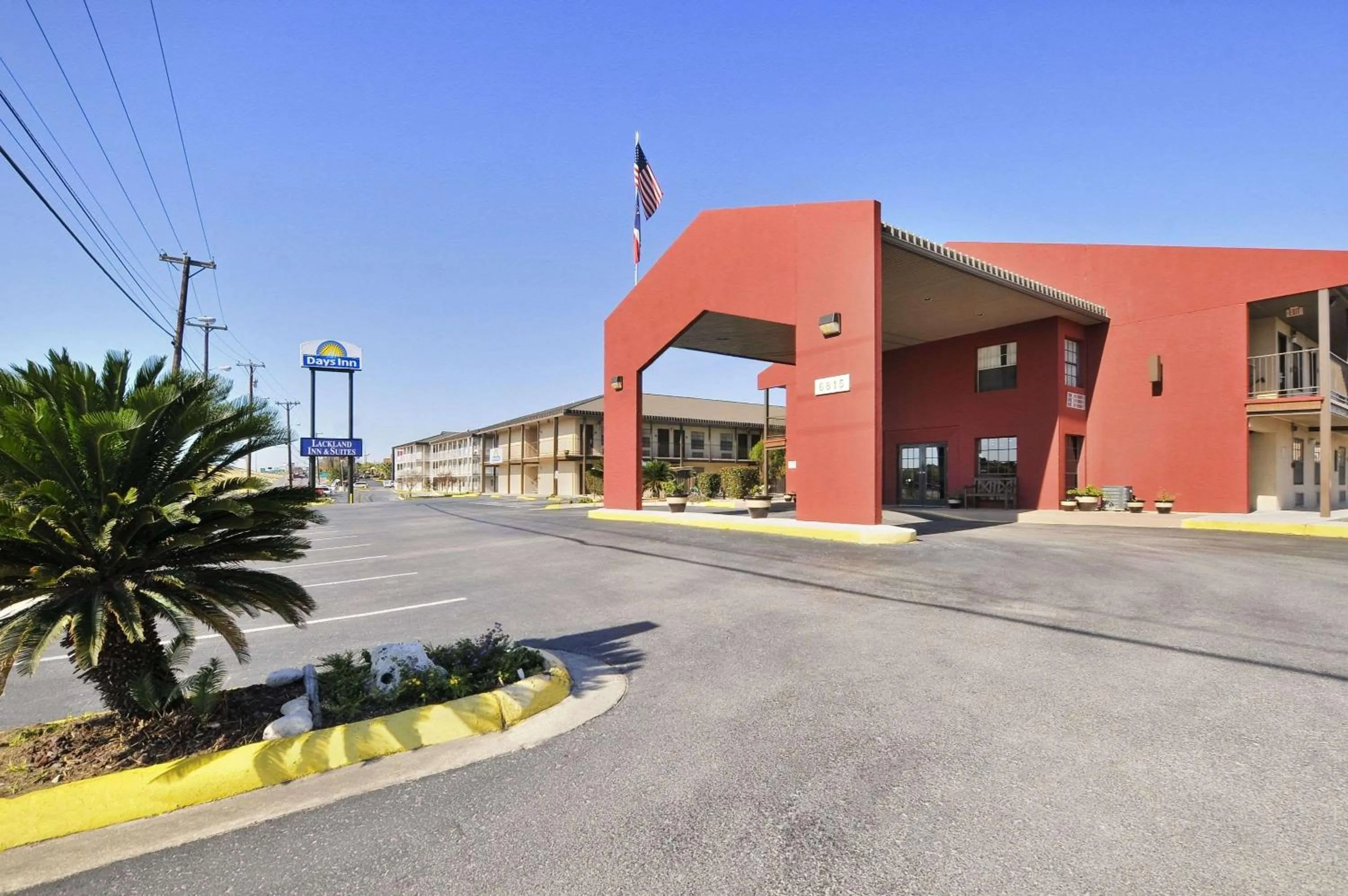 Property Building in Deluxe Inn San Antonio Near Lackland AFB