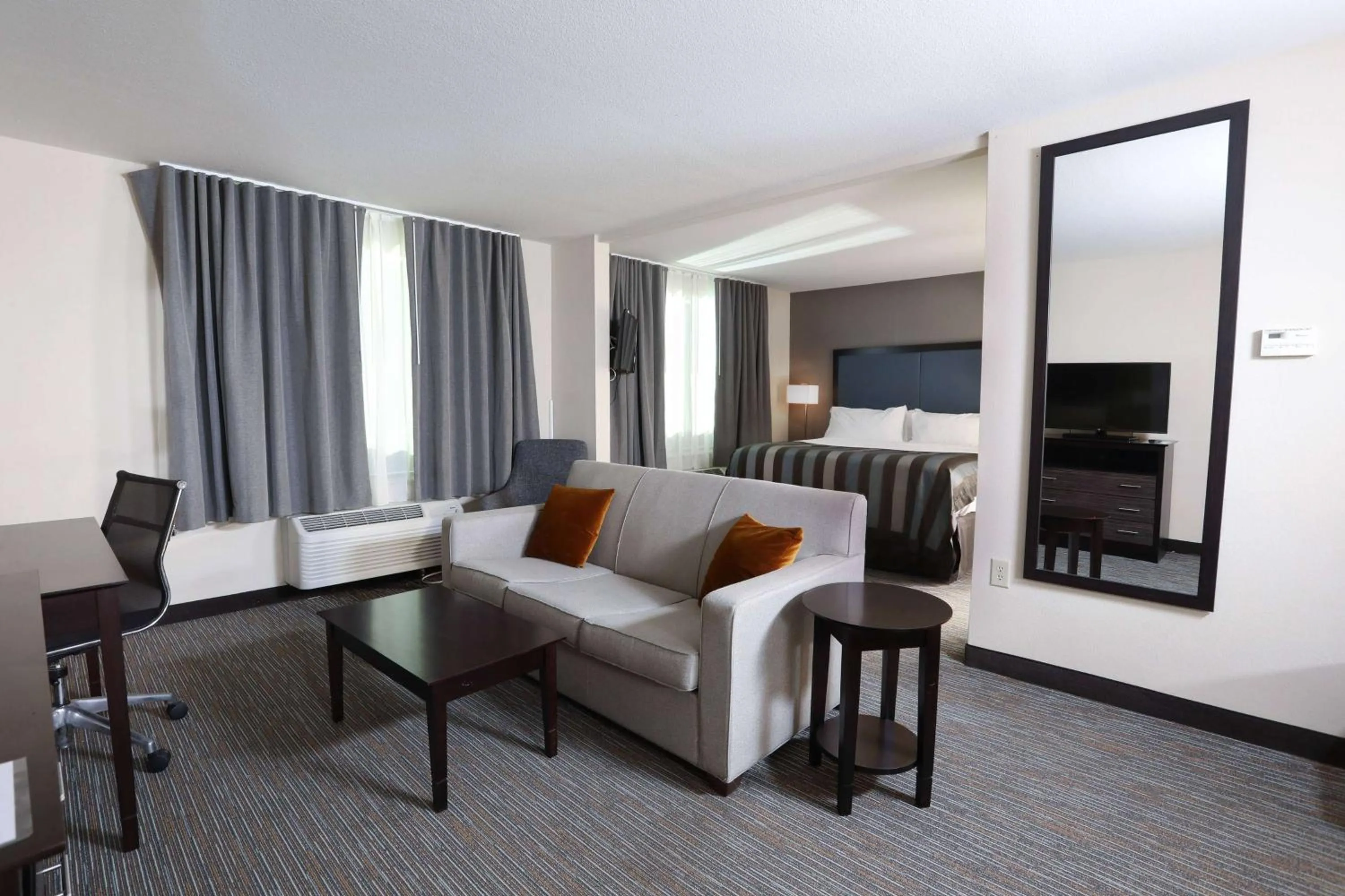 Photo of the whole room, Bed in Wingate by Wyndham Savannah Pooler