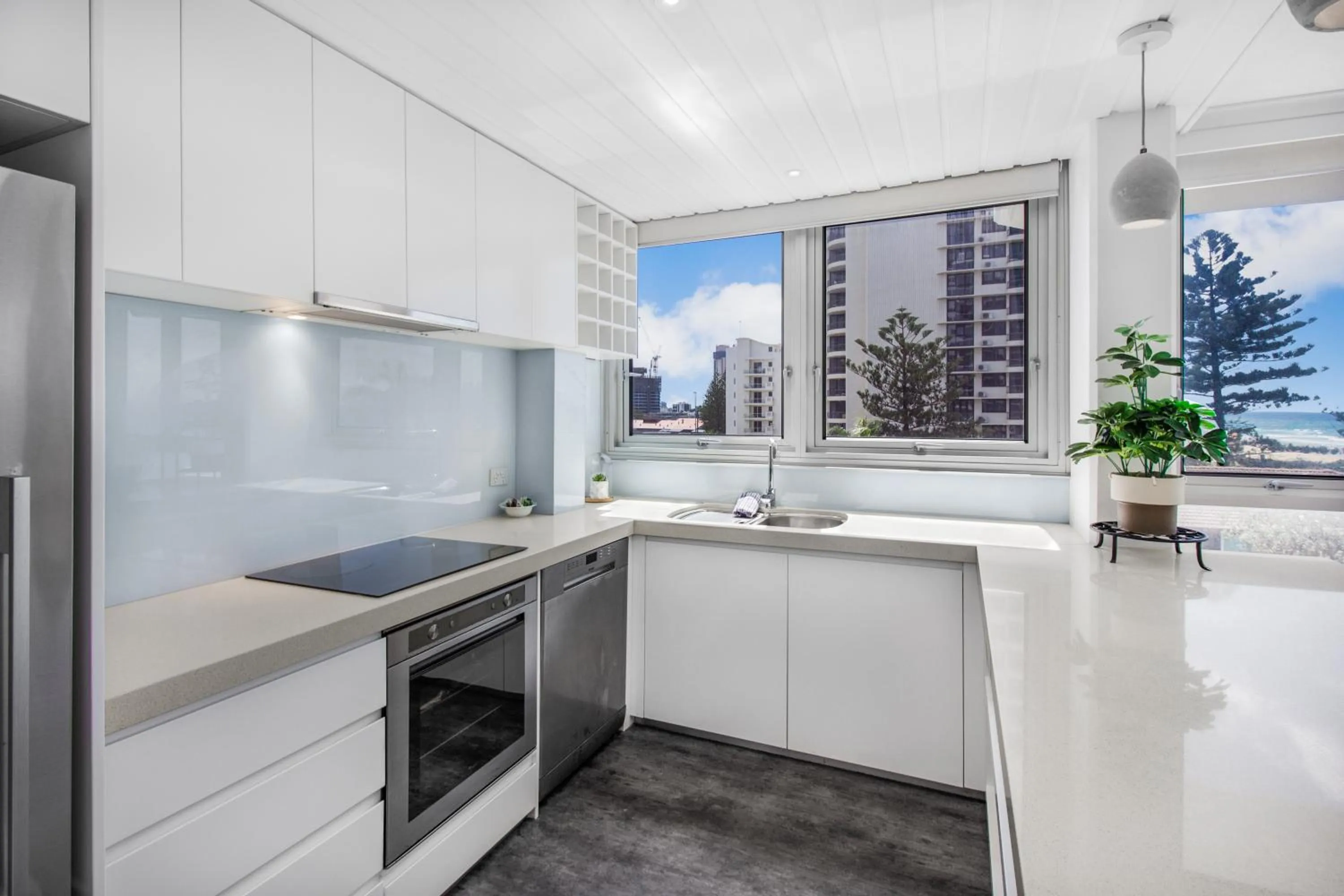dishwasher in Boulevard Towers on Broadbeach
