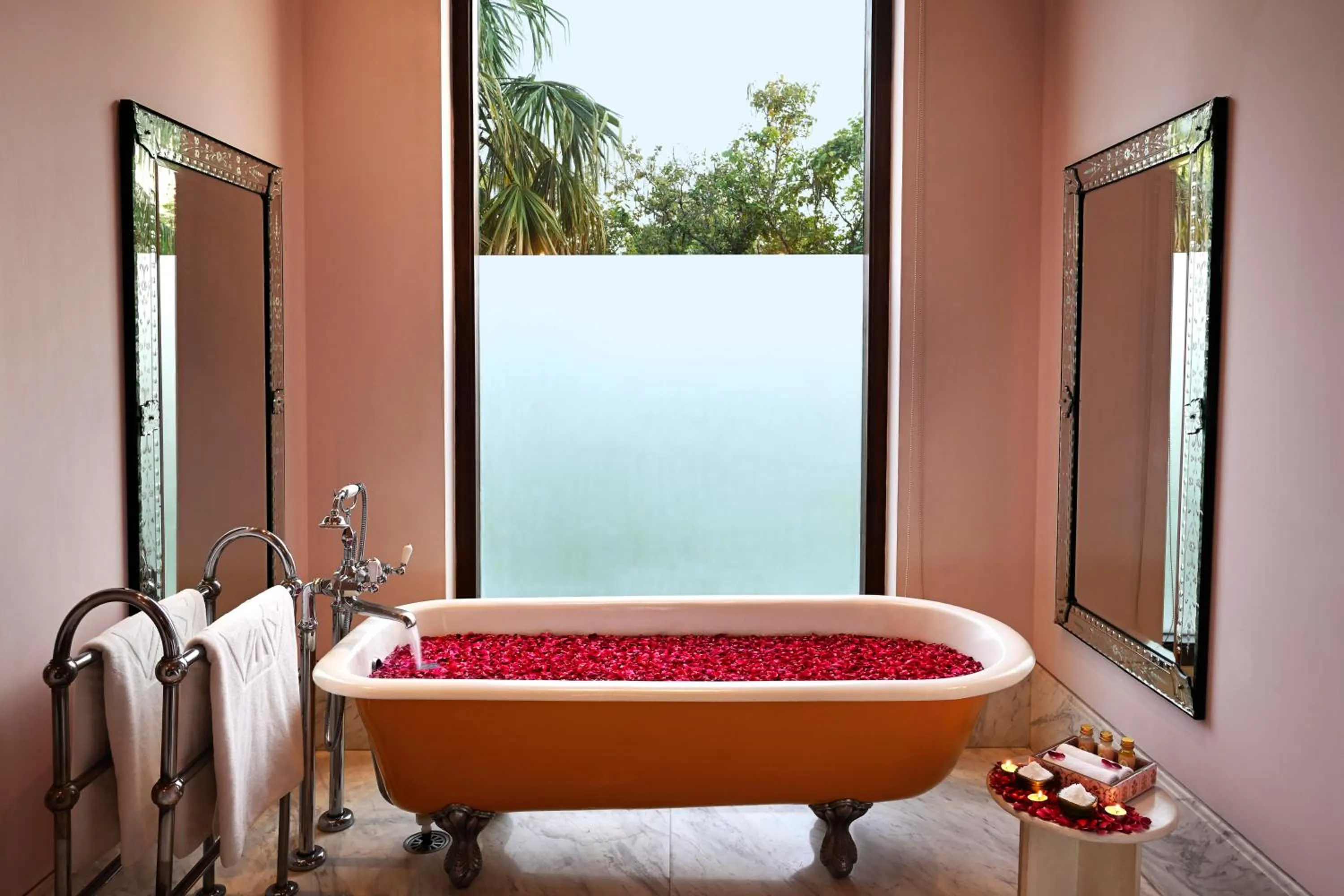 Bath, Bed in Taj Nadesar Palace