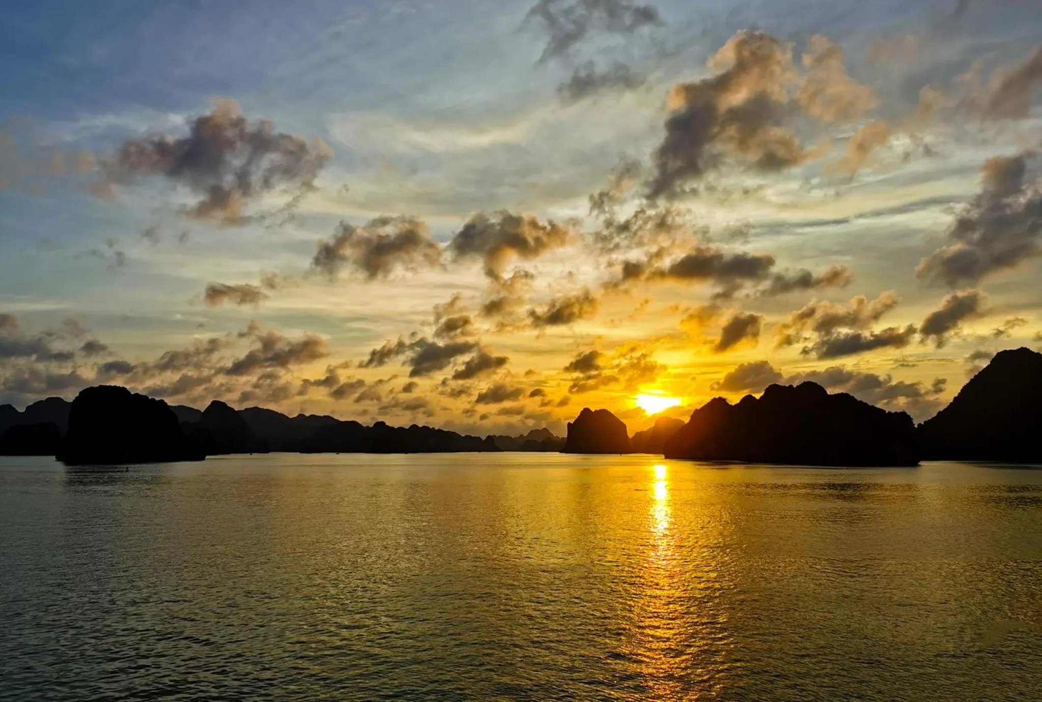 Sunrise in Paradise Sails Cruise