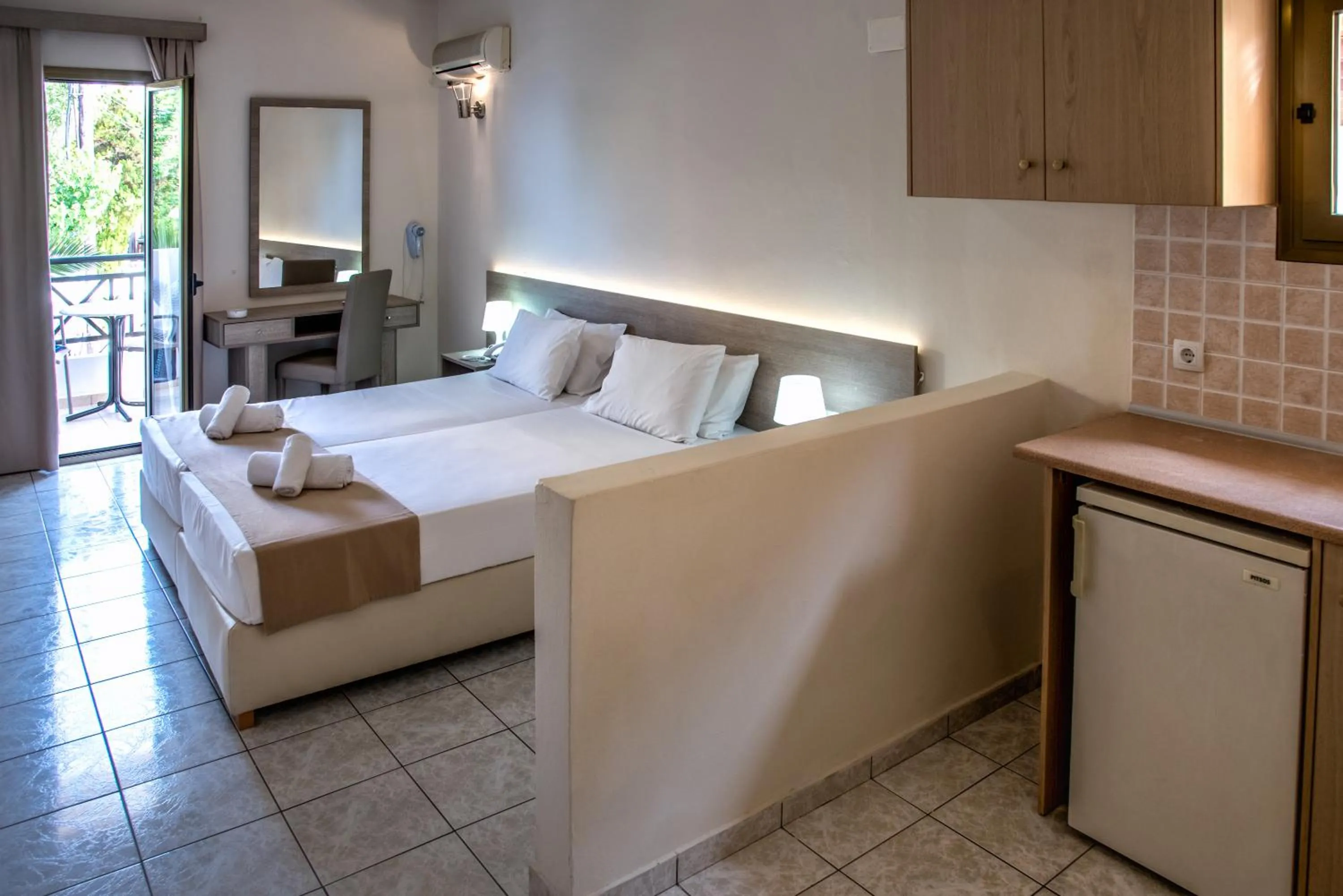 Bedroom, Bed in Elmi Beach Hotel & Suites