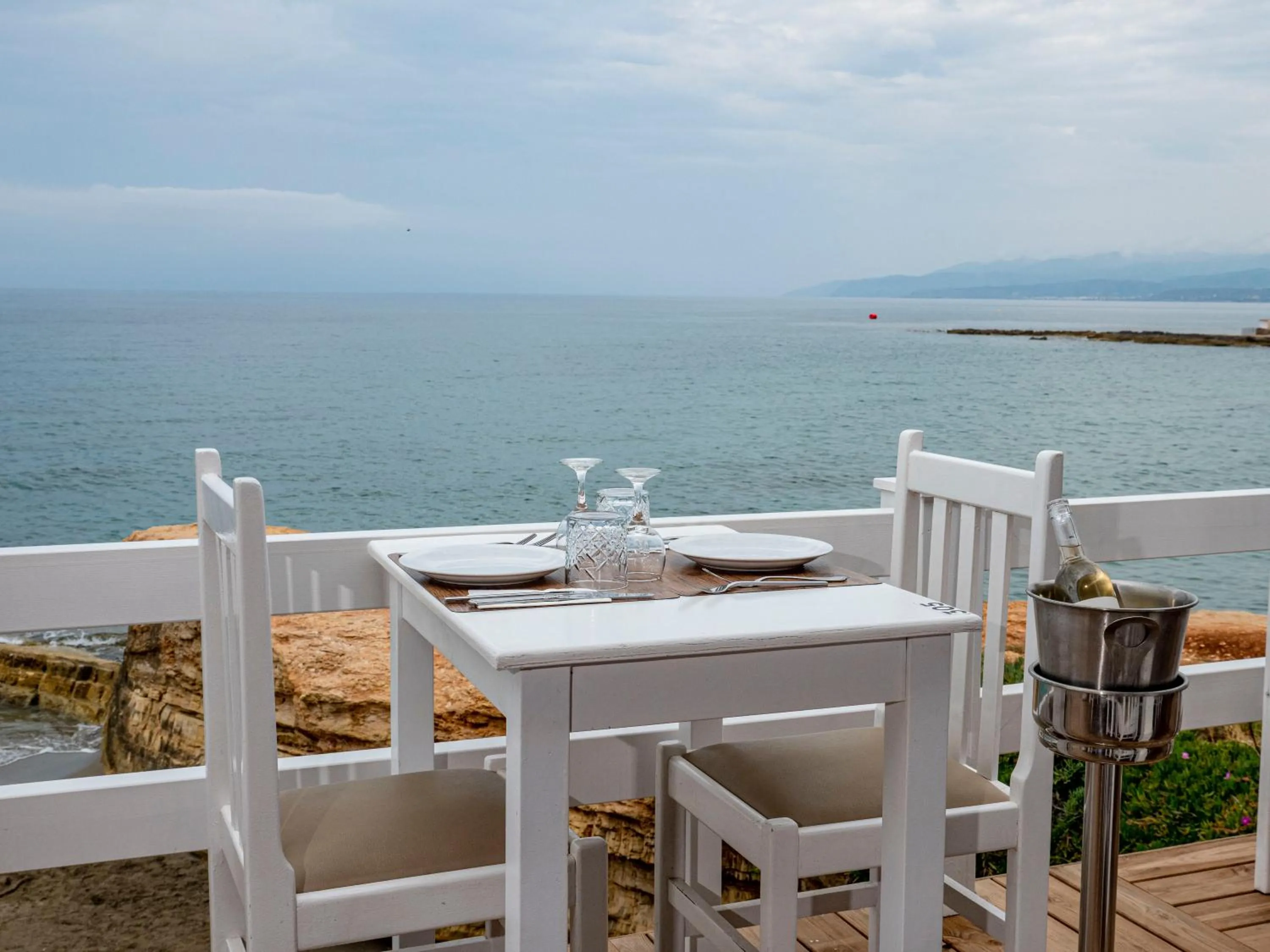 Elmi Beach Hotel & Suites