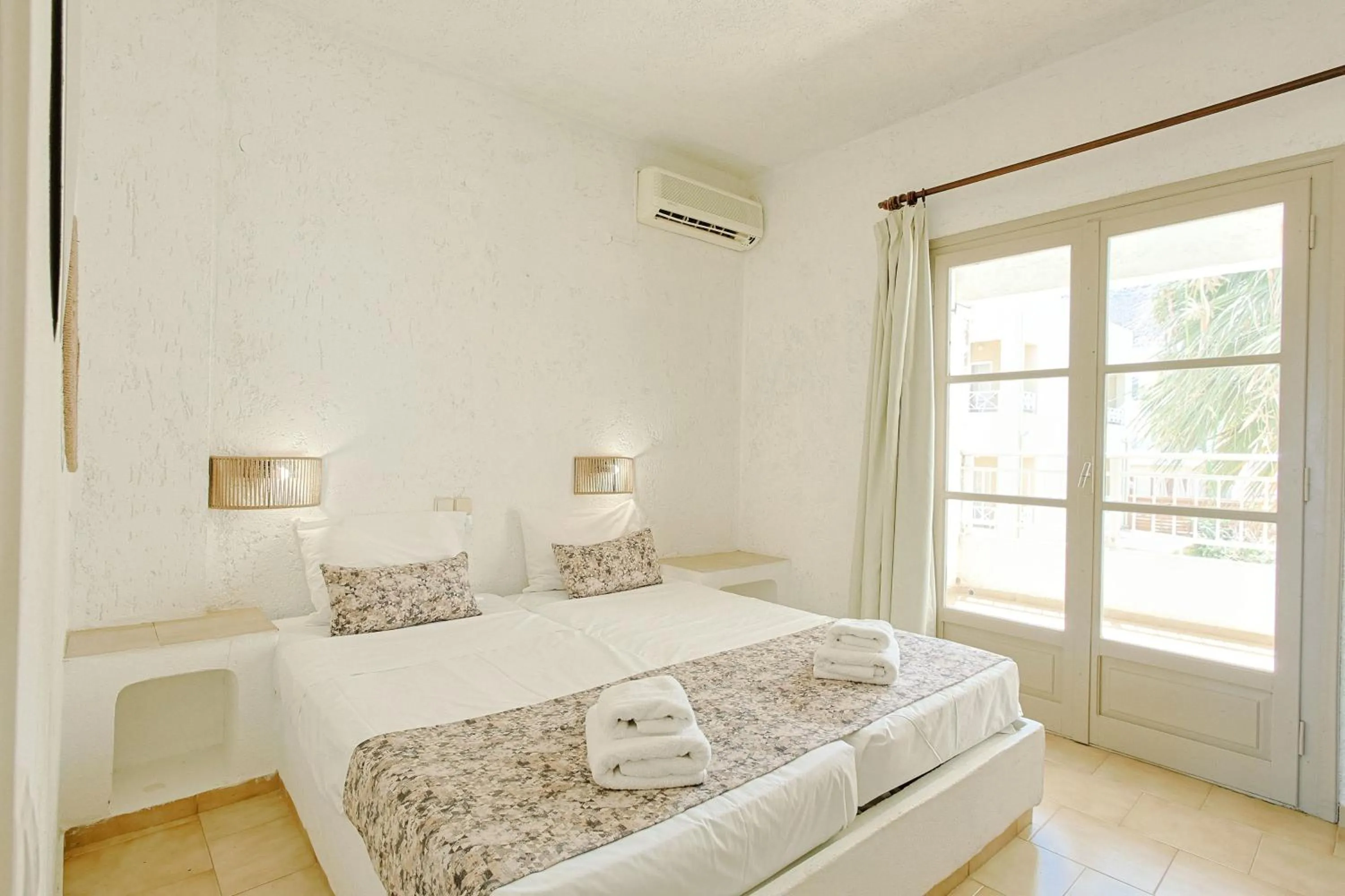 Photo of the whole room, Bed in Elmi Beach Hotel & Suites