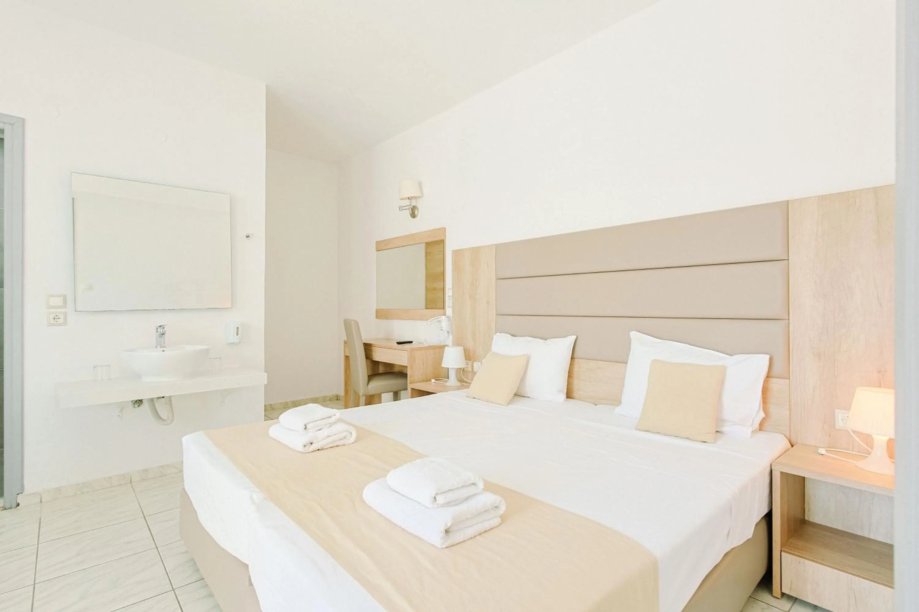 Photo of the whole room, Bed in Elmi Beach Hotel & Suites