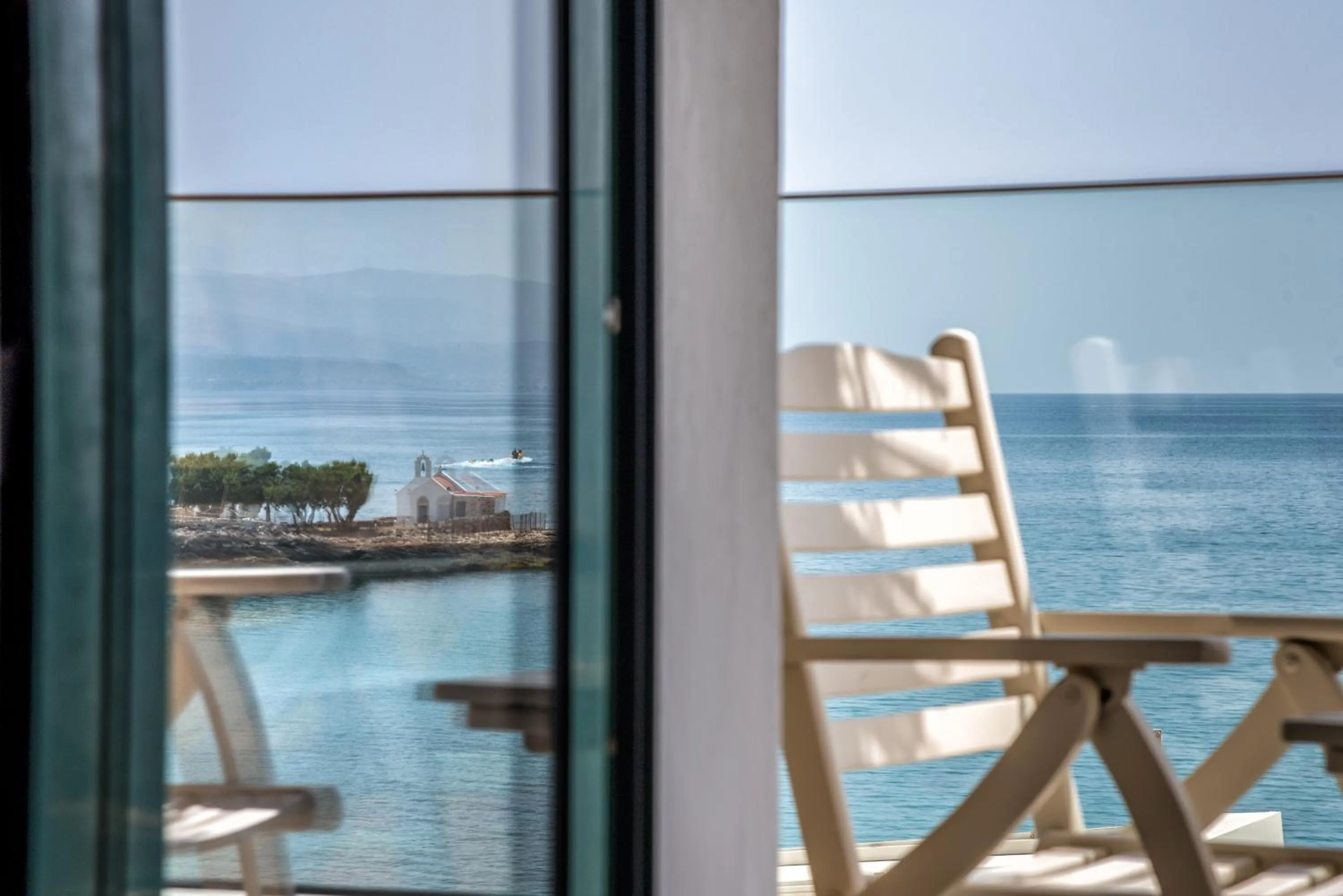 Elmi Beach Hotel & Suites