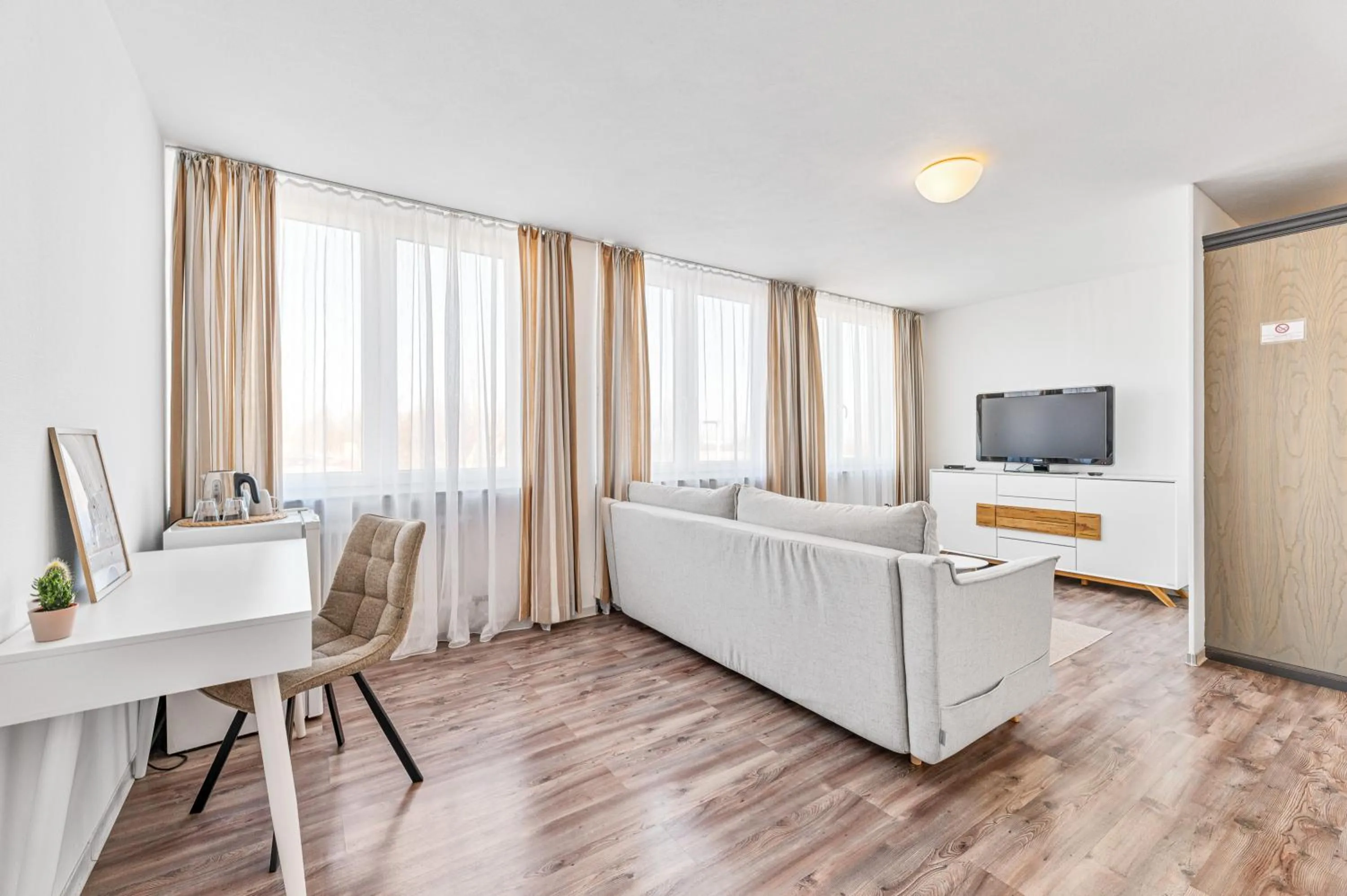 Communal lounge/ TV room, Bed in Atelier Guesthouse