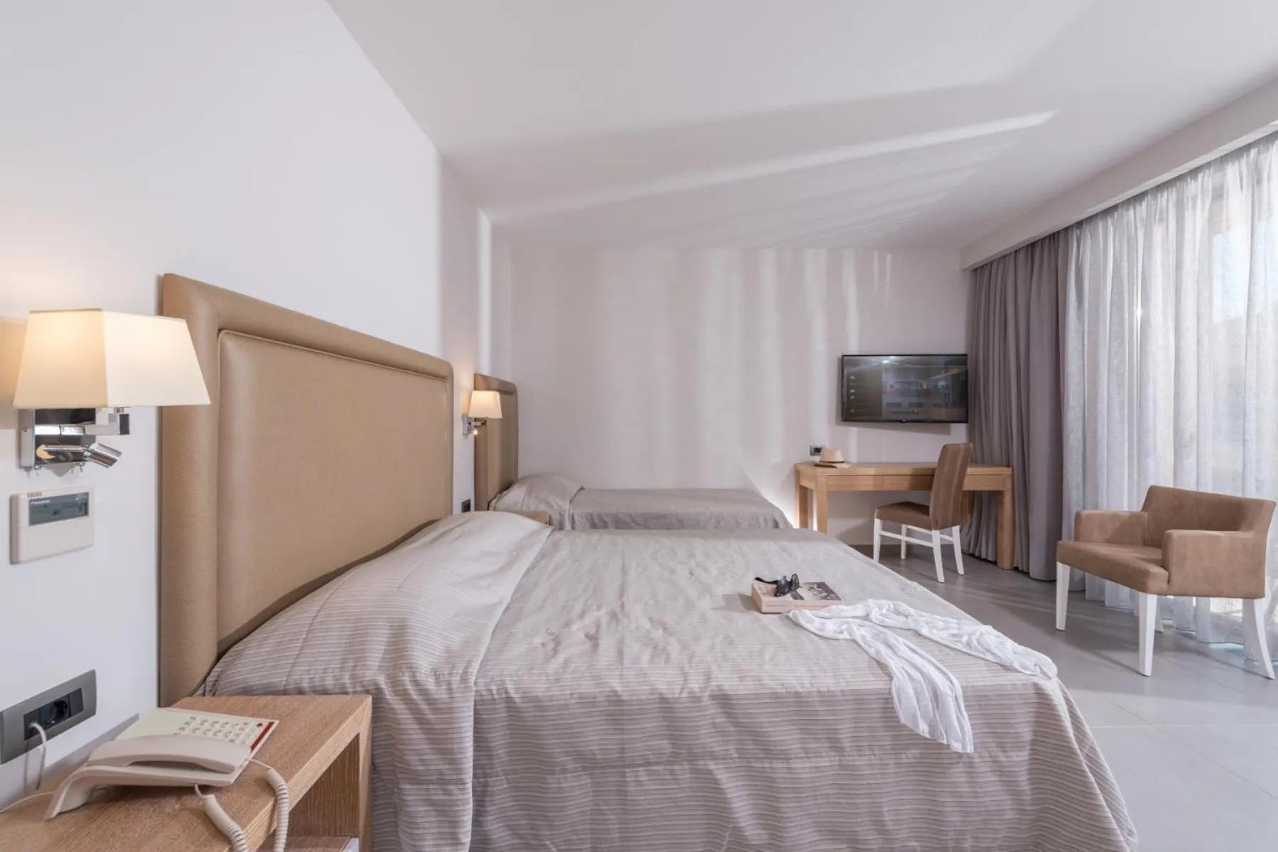 Bedroom, Bed in Cactus Beach Hotel