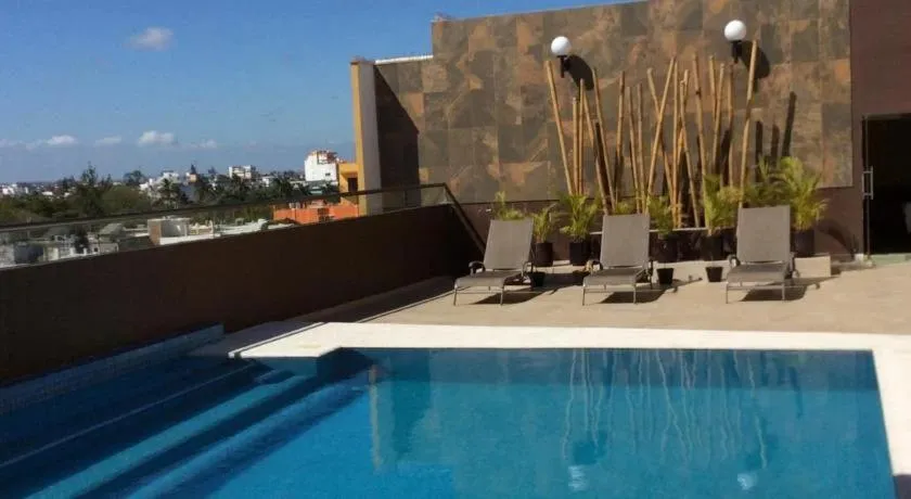 Swimming pool in Veracruz Suites Hotel