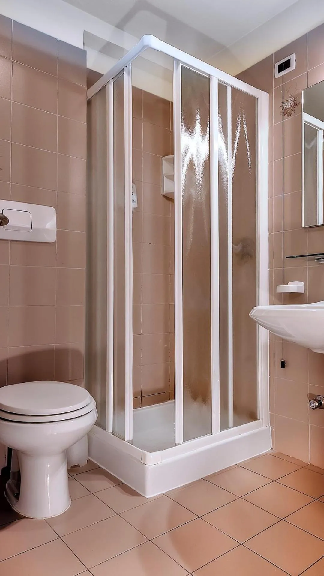 Shower in Hotel Alaska