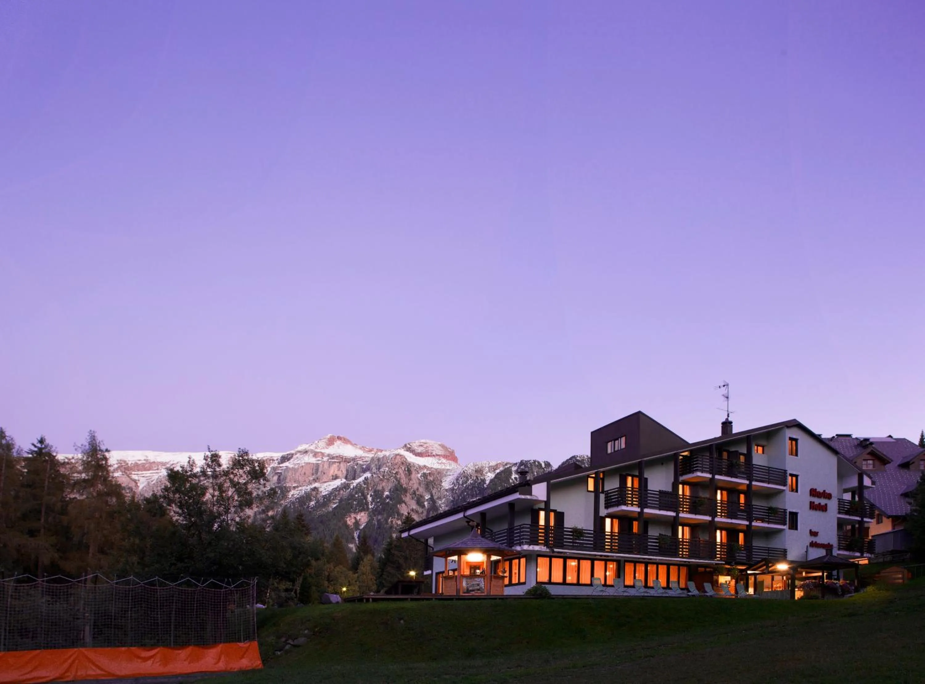 Facade/entrance in Hotel Alaska