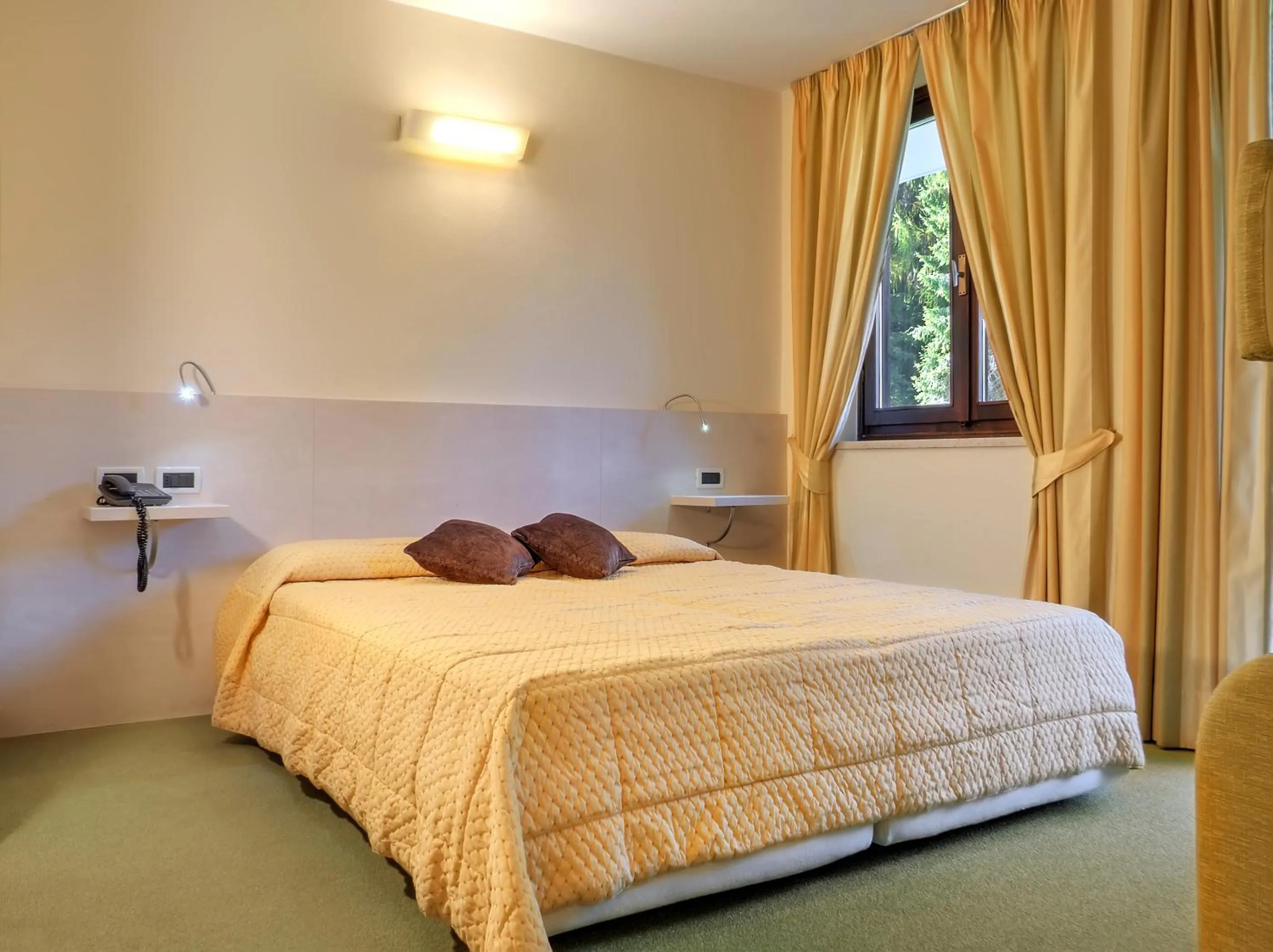 Other, Bed in Hotel Alaska