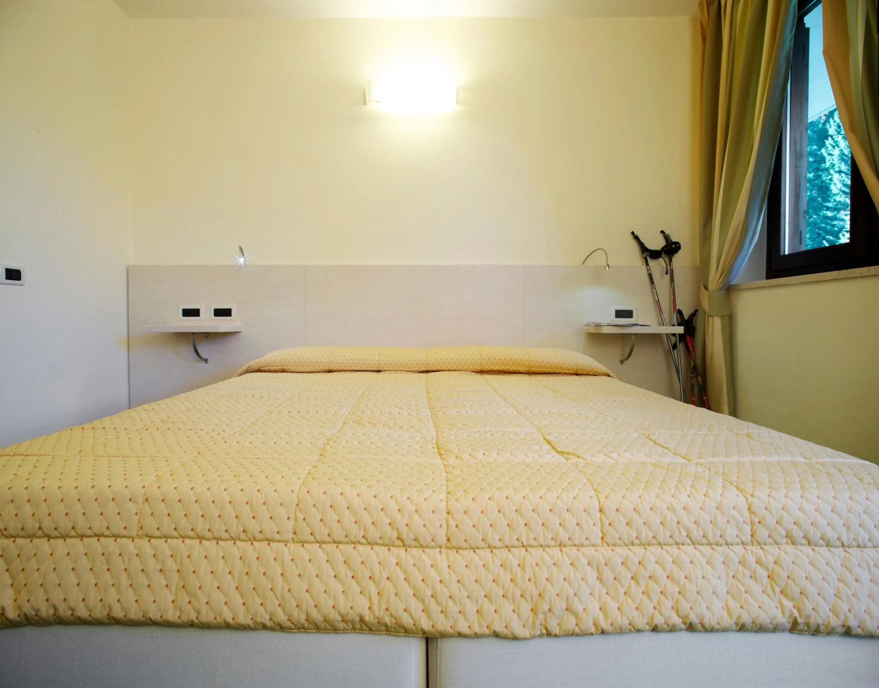 Bedroom, Bed in Hotel Alaska