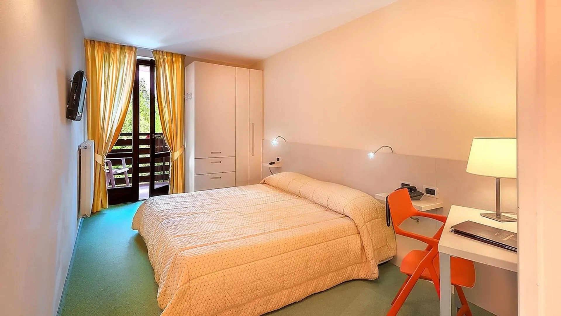 Bedroom, Bed in Hotel Alaska