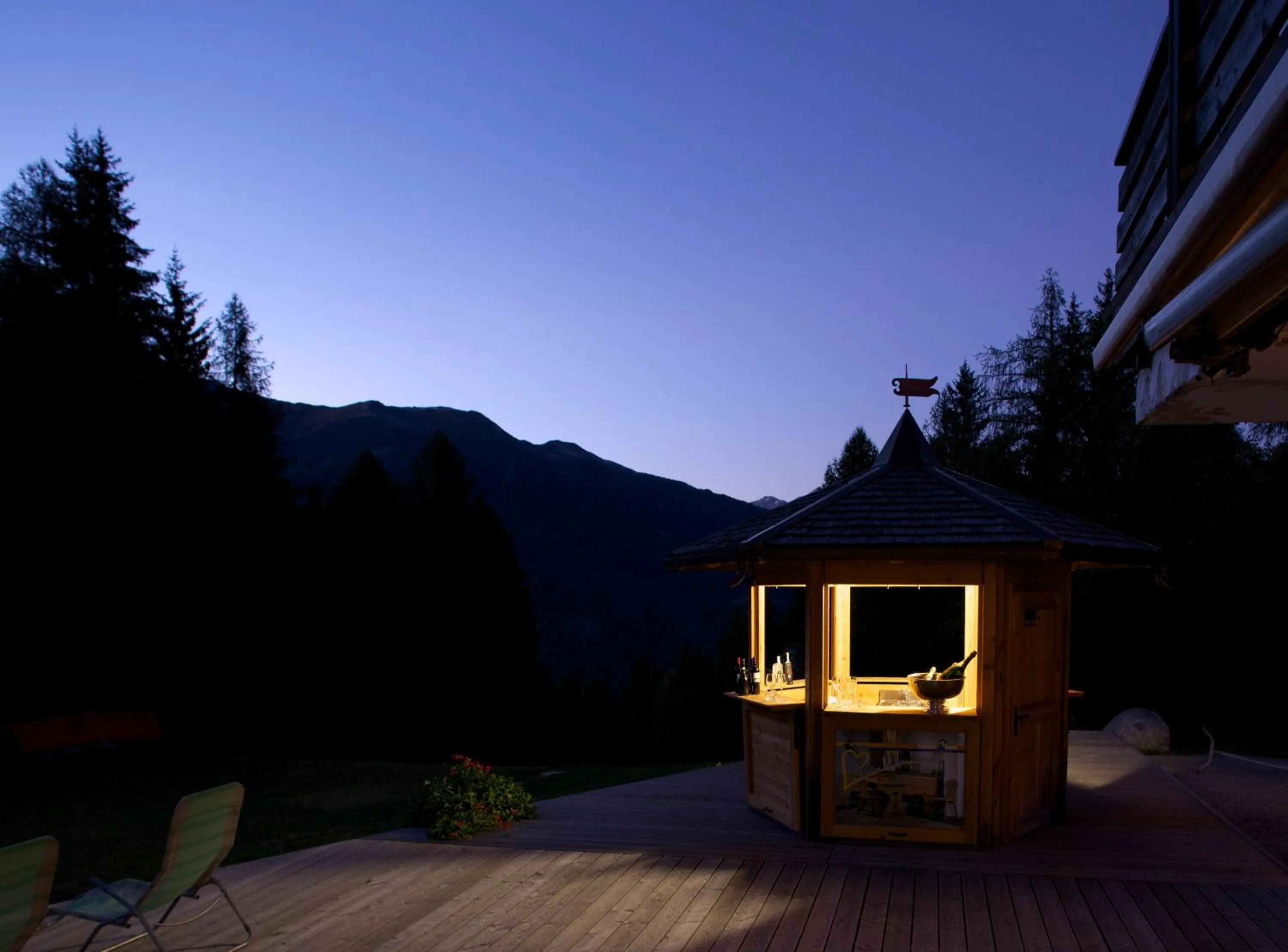 Facade/entrance in Hotel Alaska