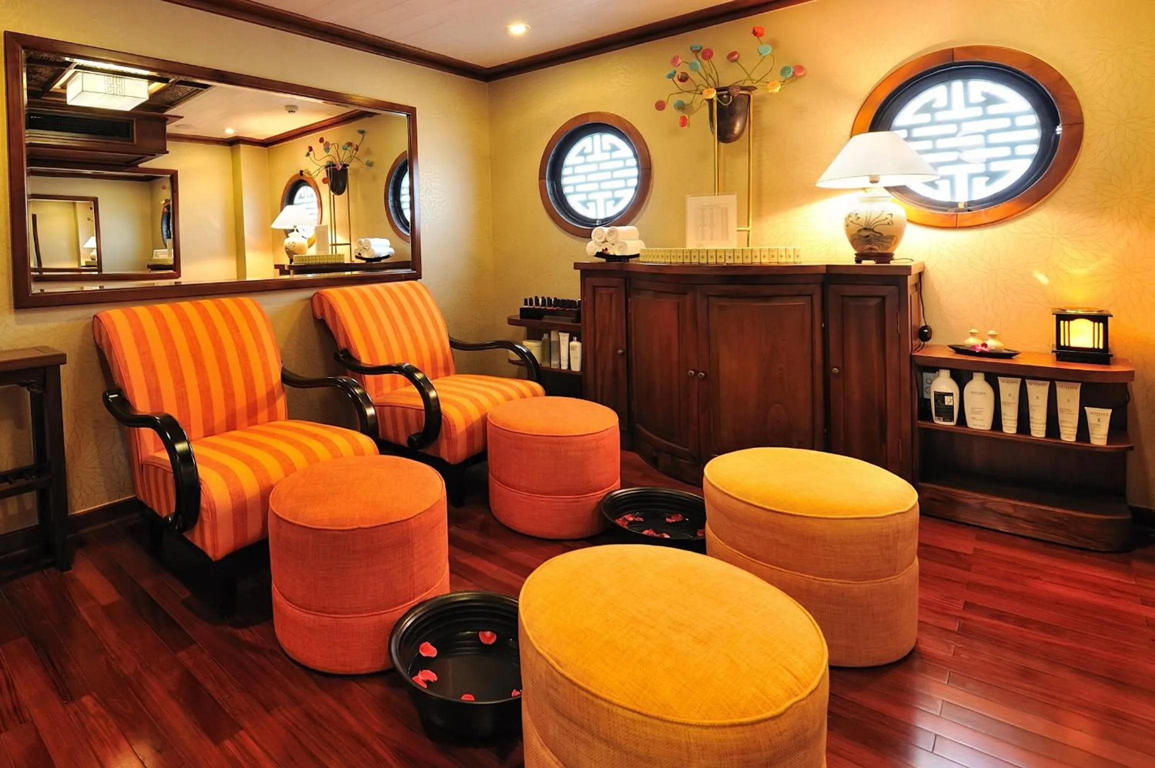 Seating area in Paradise Peak Cruise
