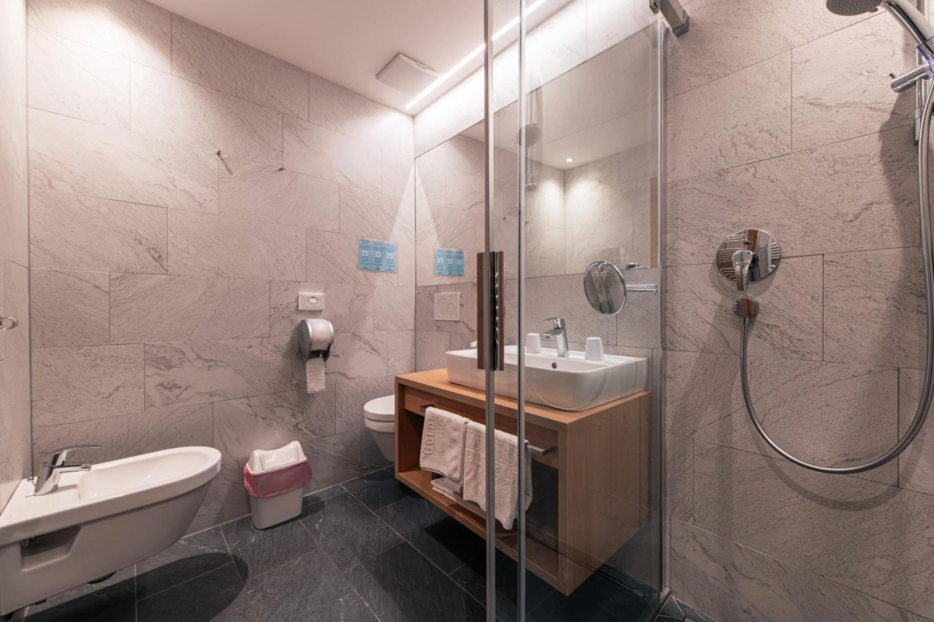 Bathroom in Hotel Goldene Rose