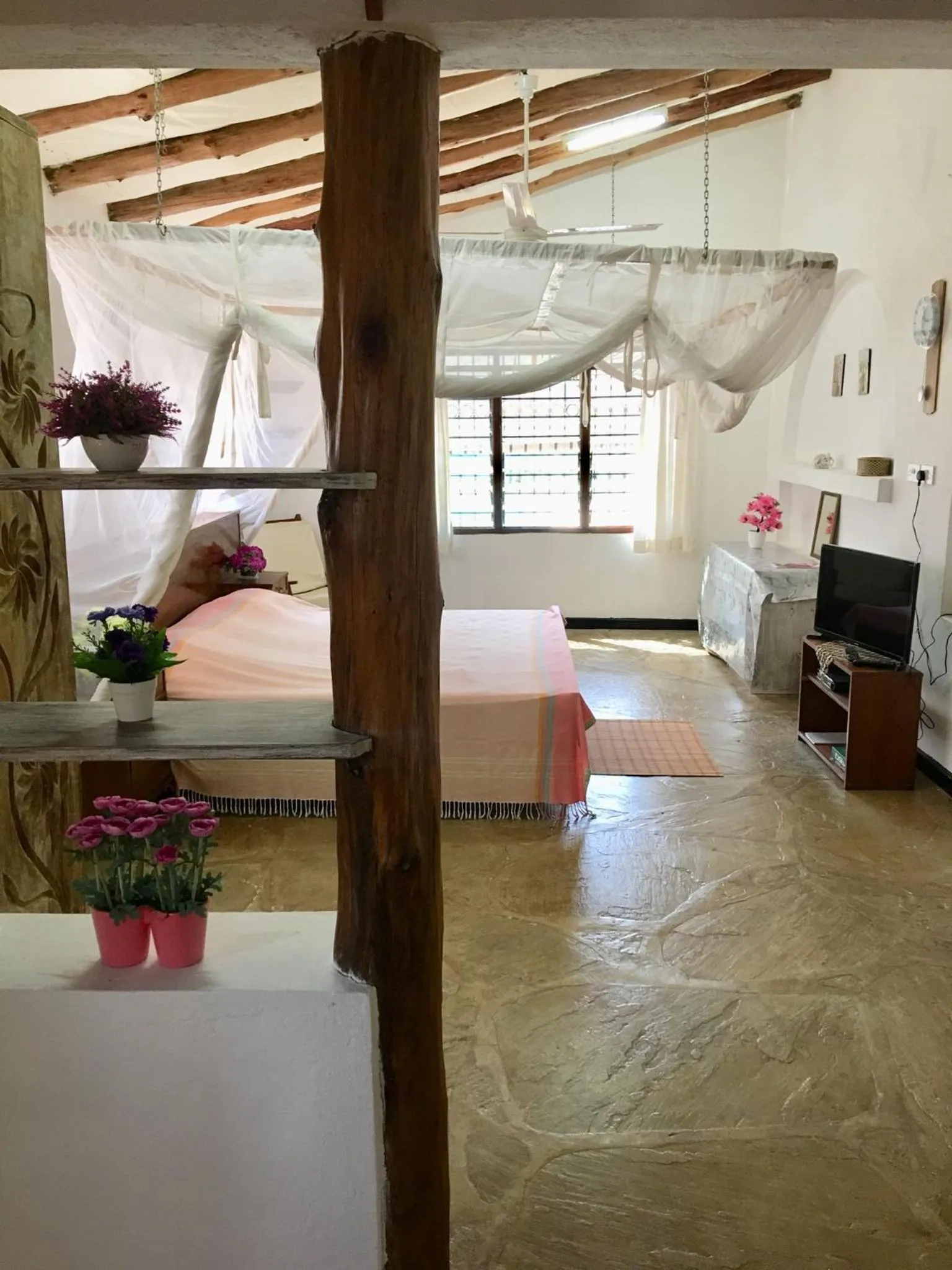 Bed in Tradewinds Lodge