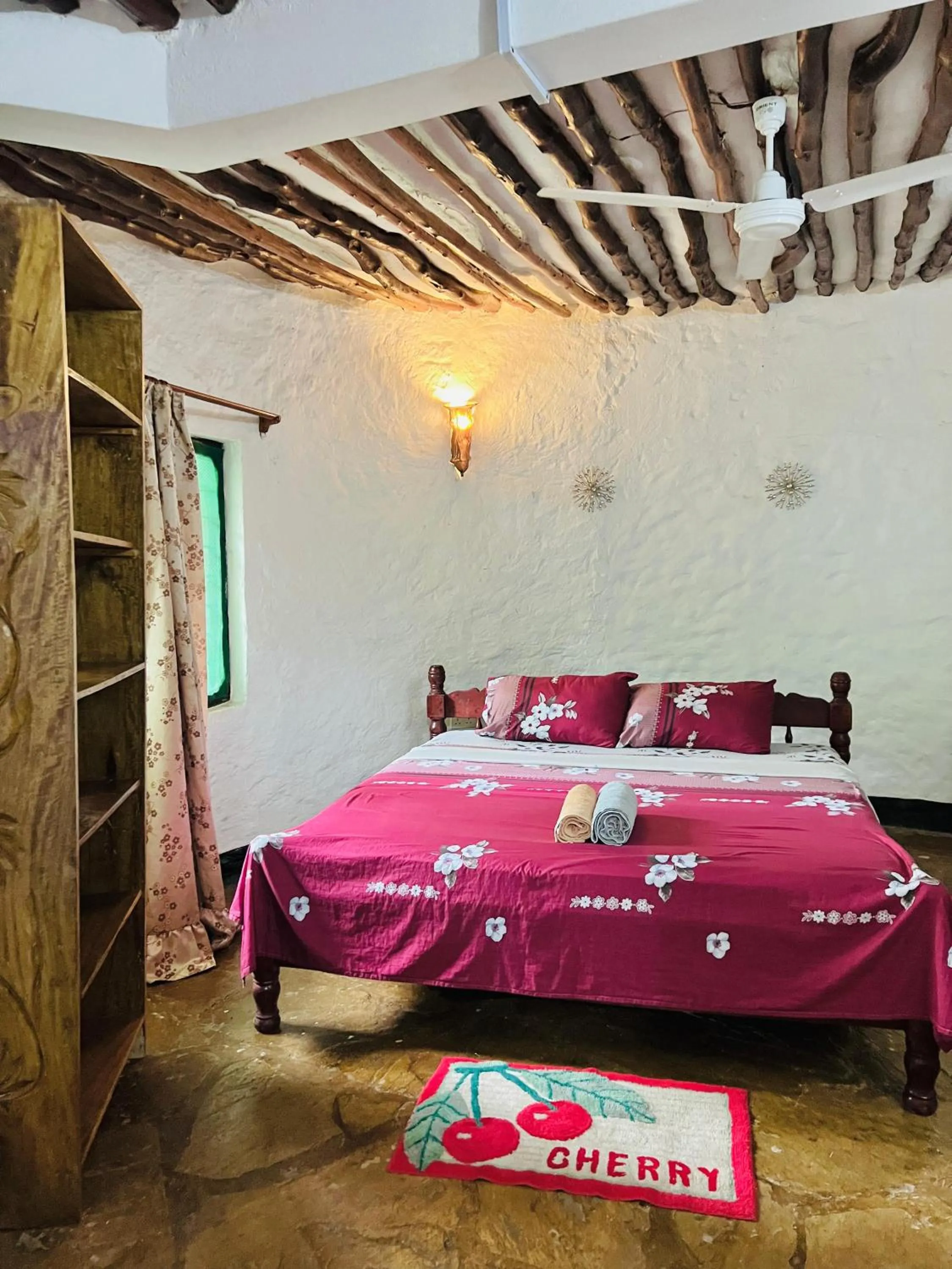 Bed in Tradewinds Lodge