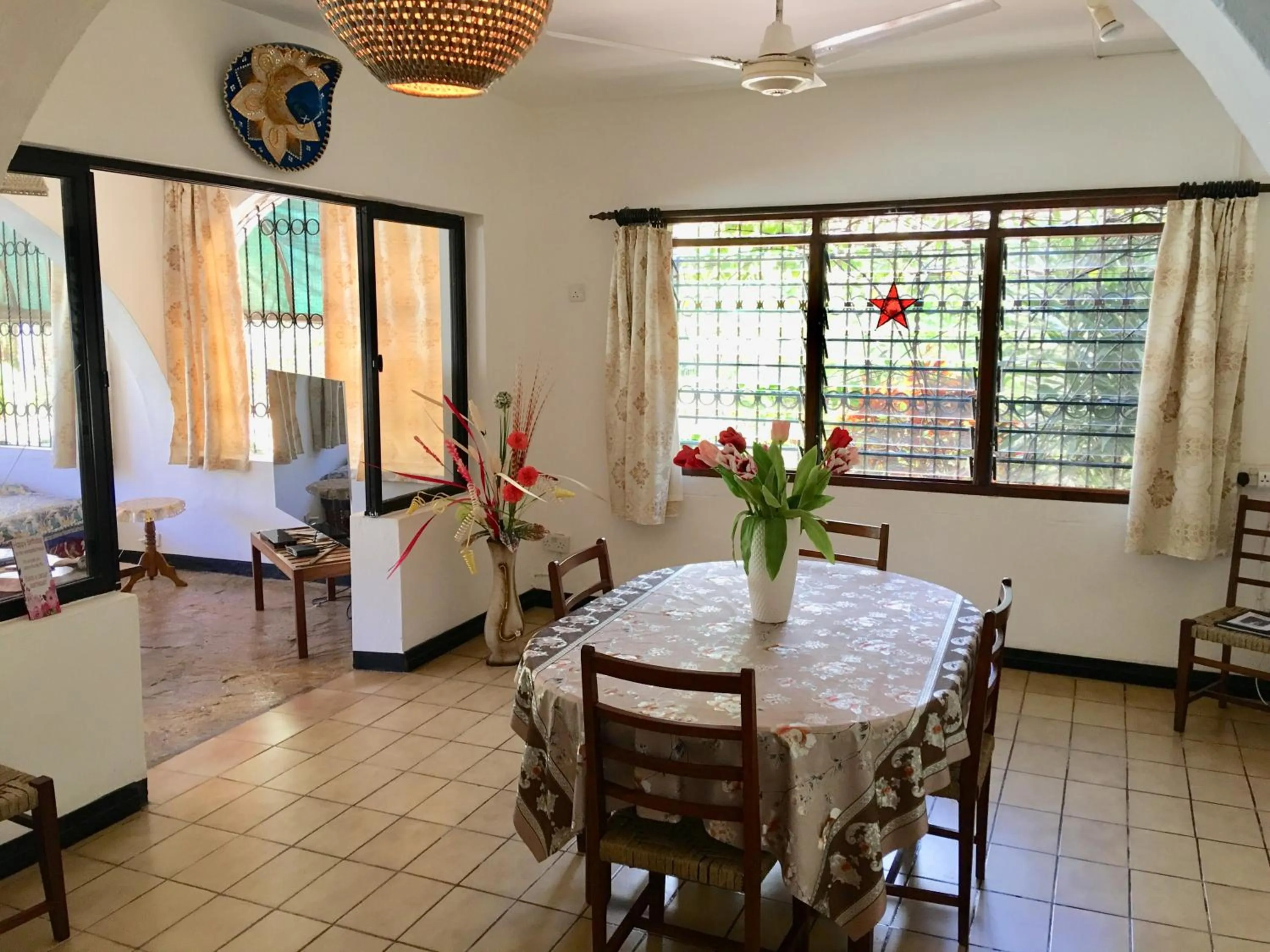 Dining area in Tradewinds Lodge