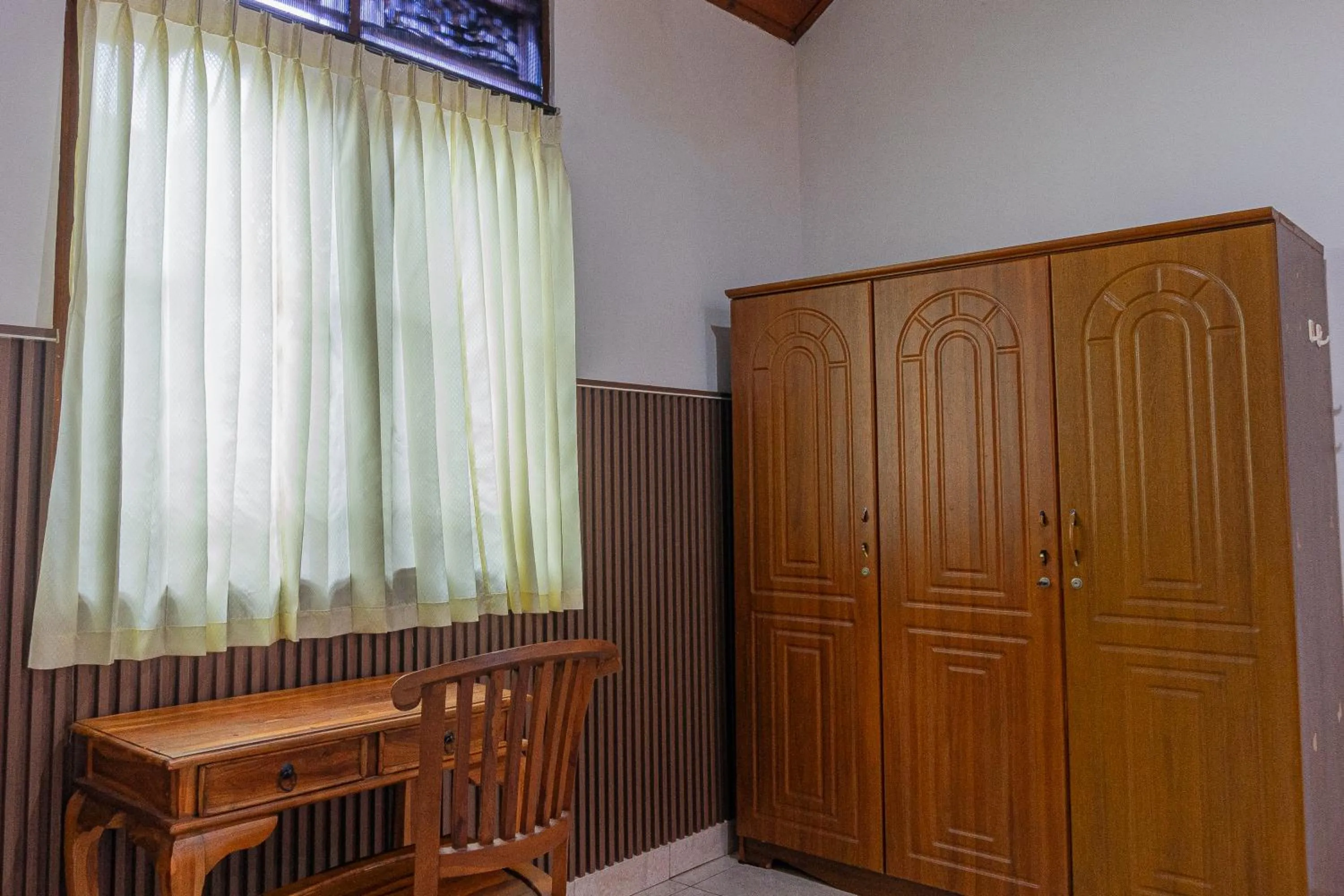 wardrobe in Artha Dewata Home Stay