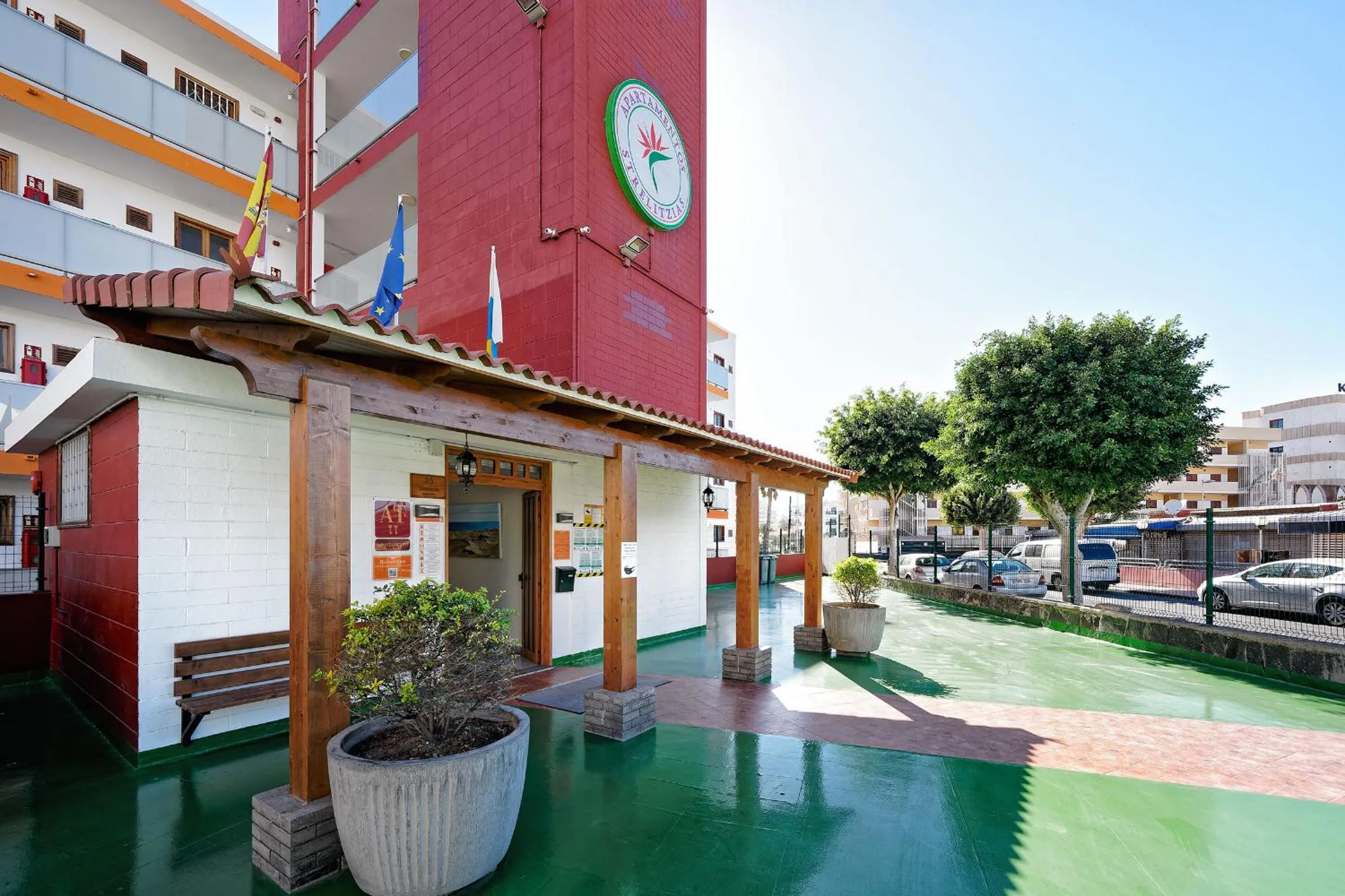 Property building in Apartamentos Strelitzias