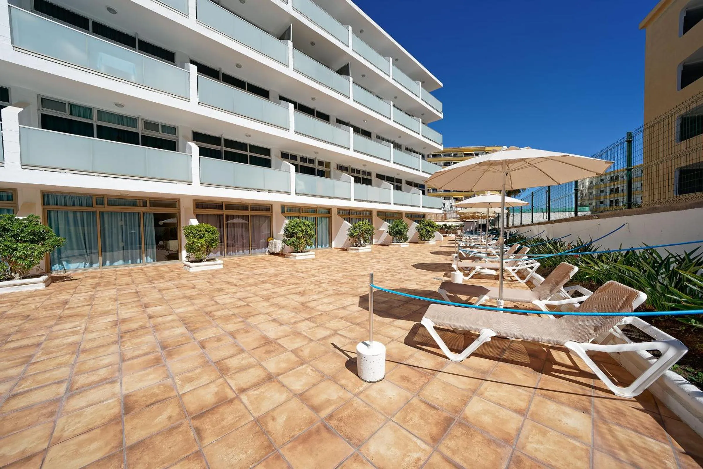 Property building in Apartamentos Strelitzias