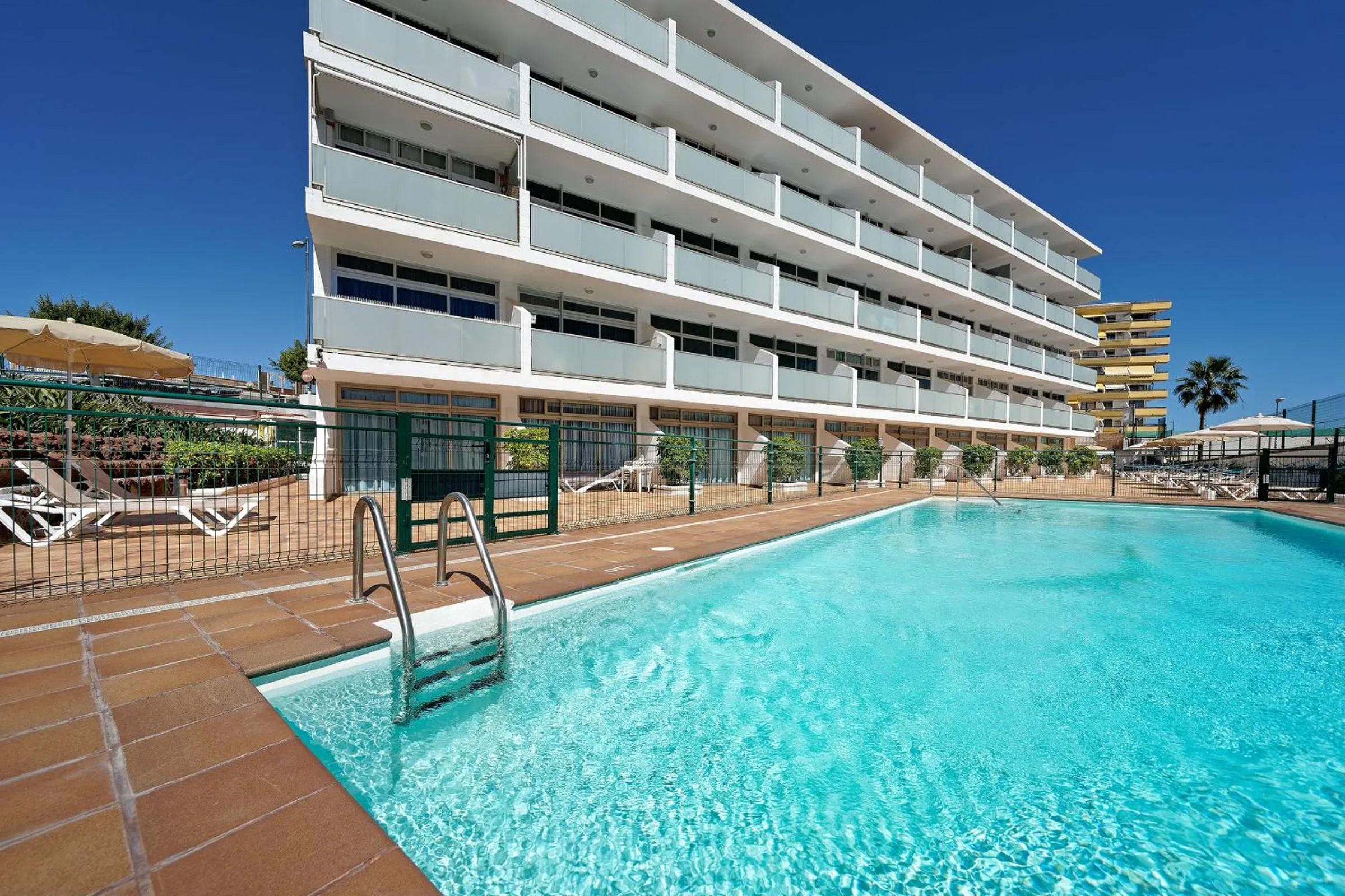 Property building in Apartamentos Strelitzias