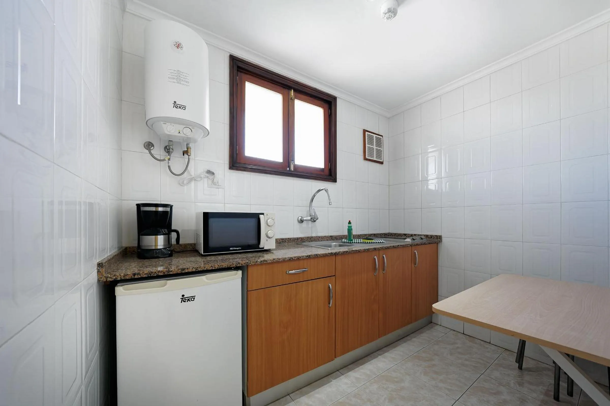 Kitchen or kitchenette in Apartamentos Strelitzias