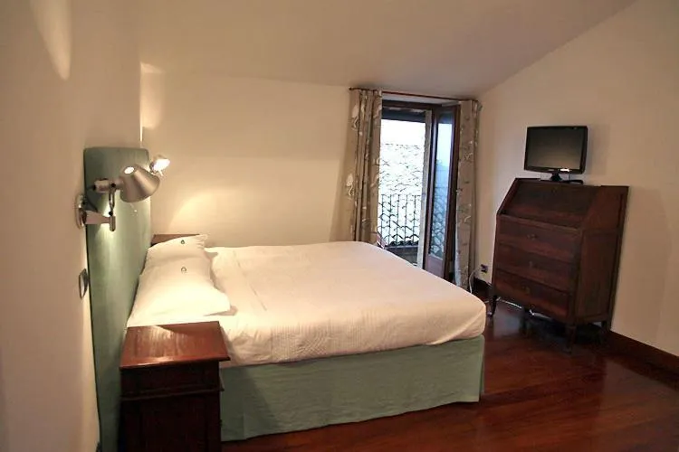 Photo of the whole room, Bed in Sant'Angelo 42