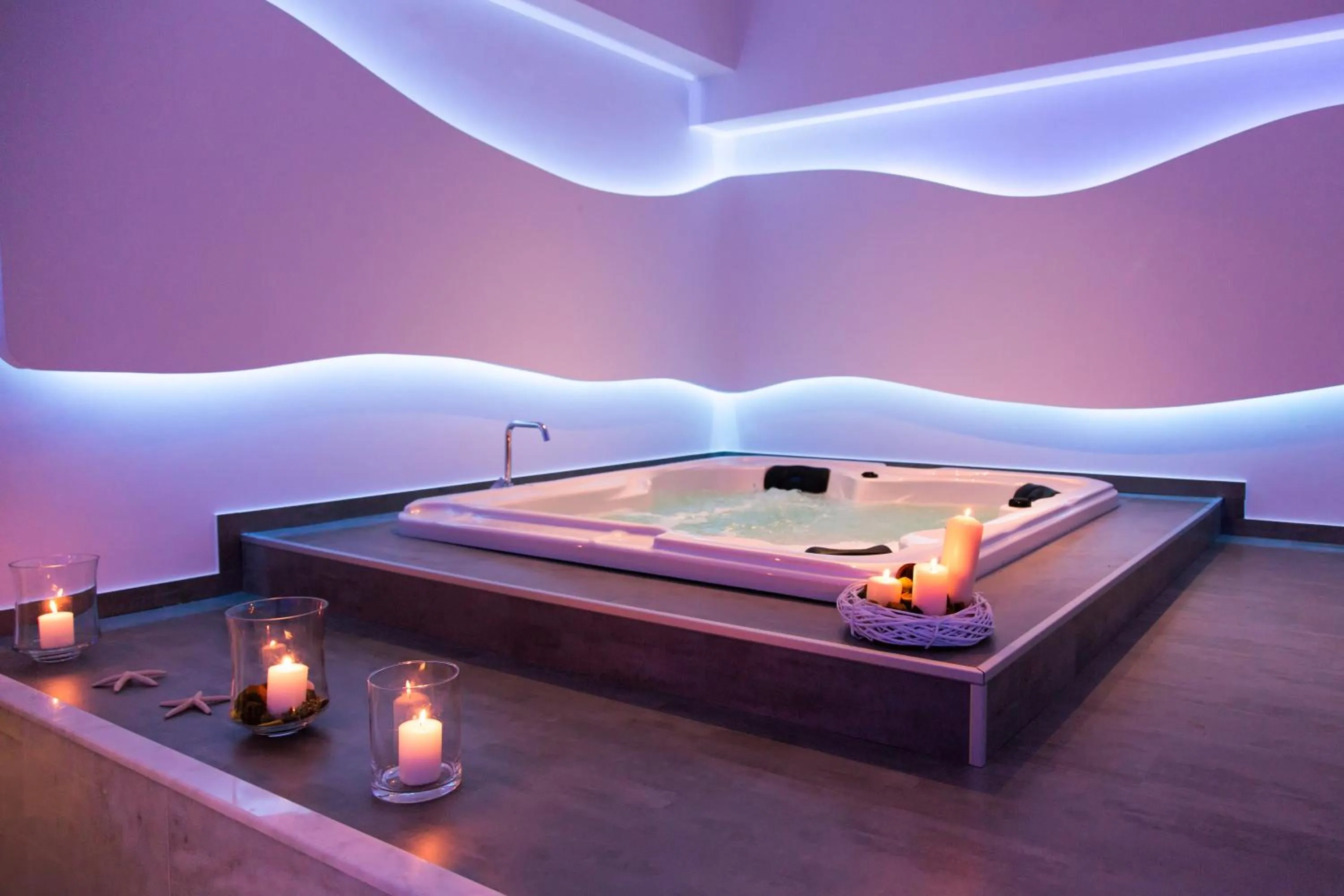 Hot Tub, Bed in Mediterranean Beach Resort