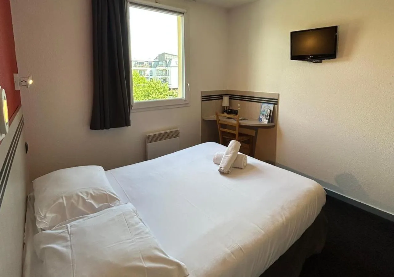 Bed in Brit Hotel La Ferté sous Jouarre