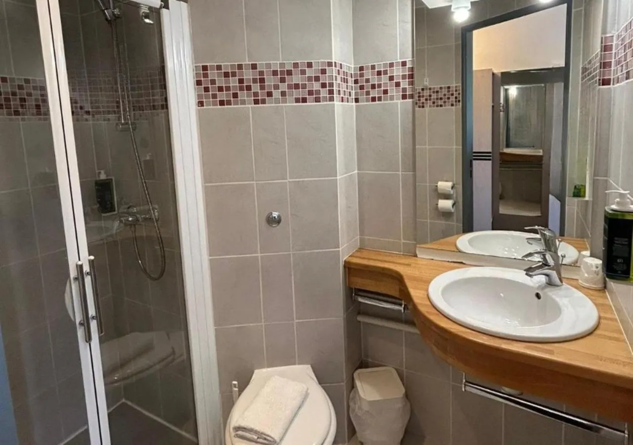 Shower in Brit Hotel La Ferté sous Jouarre