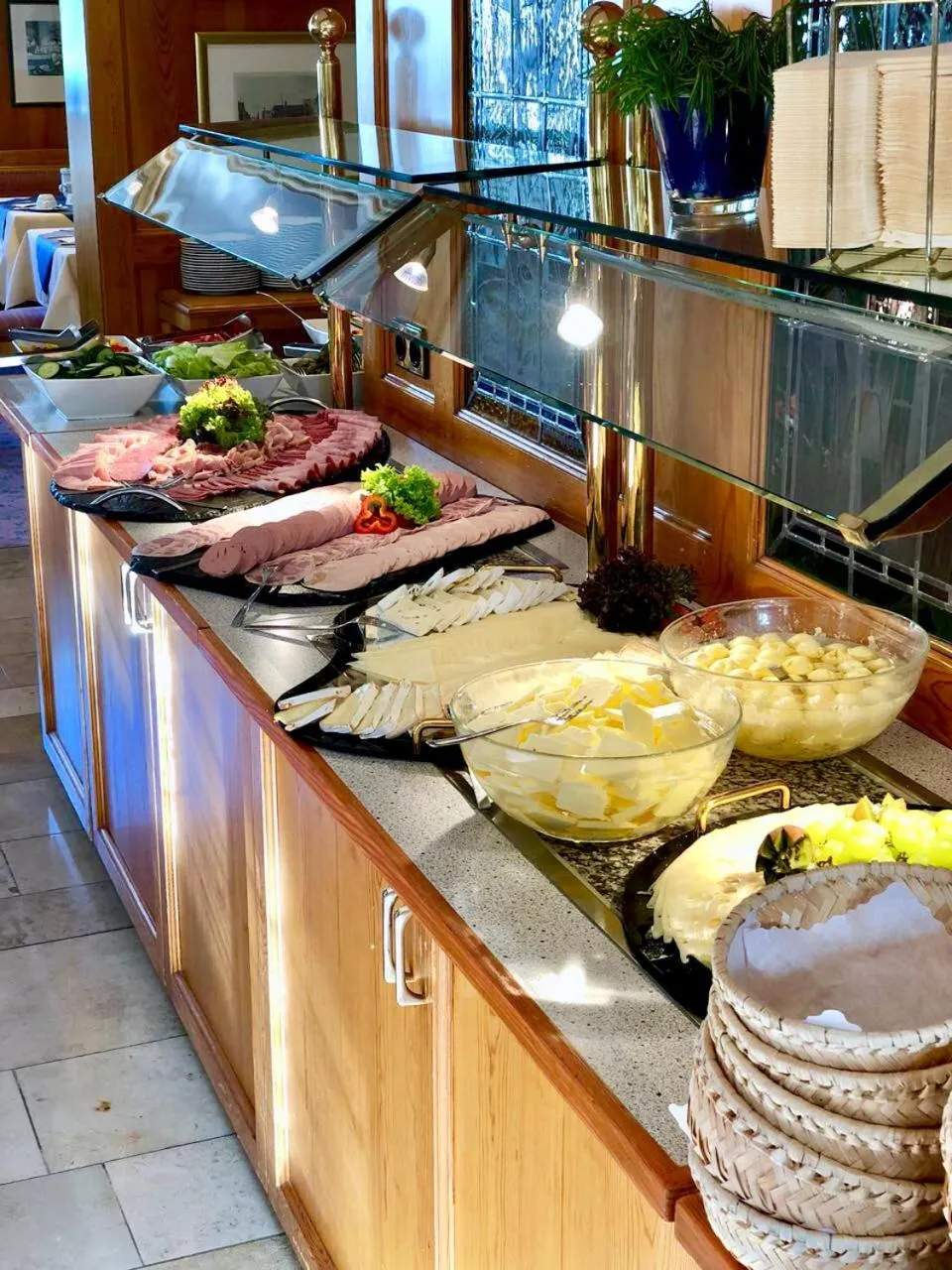 Buffet breakfast in Hotel Fontana