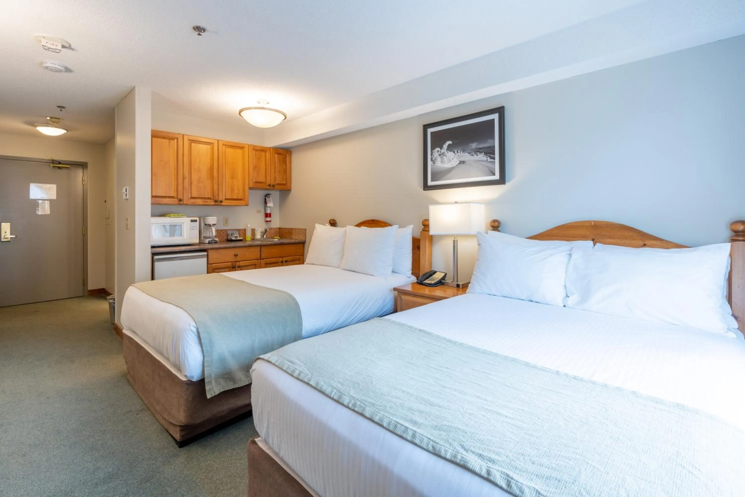 Photo of the whole room, Bed in Sundance Lodge