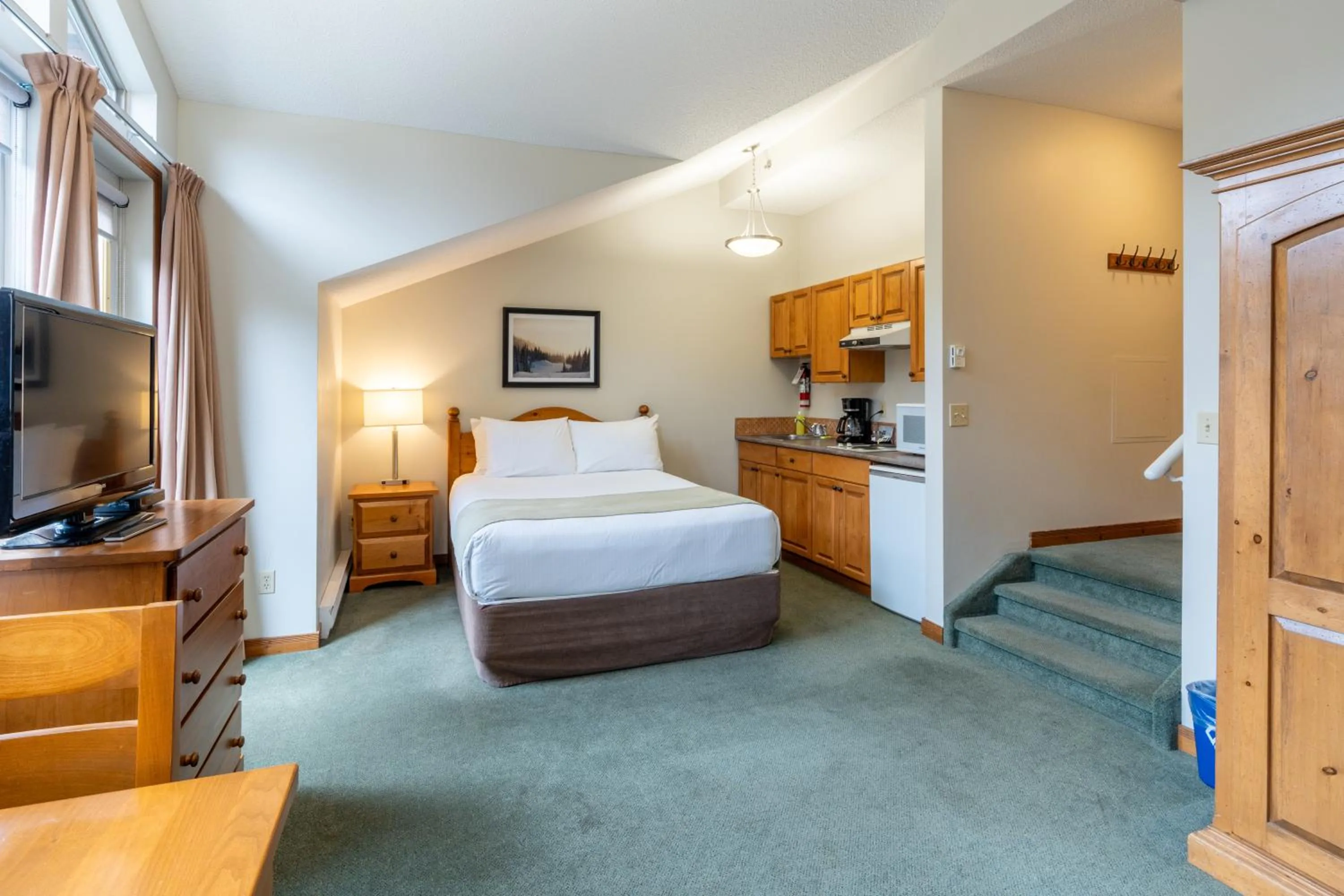 Photo of the whole room, Bed in Sundance Lodge