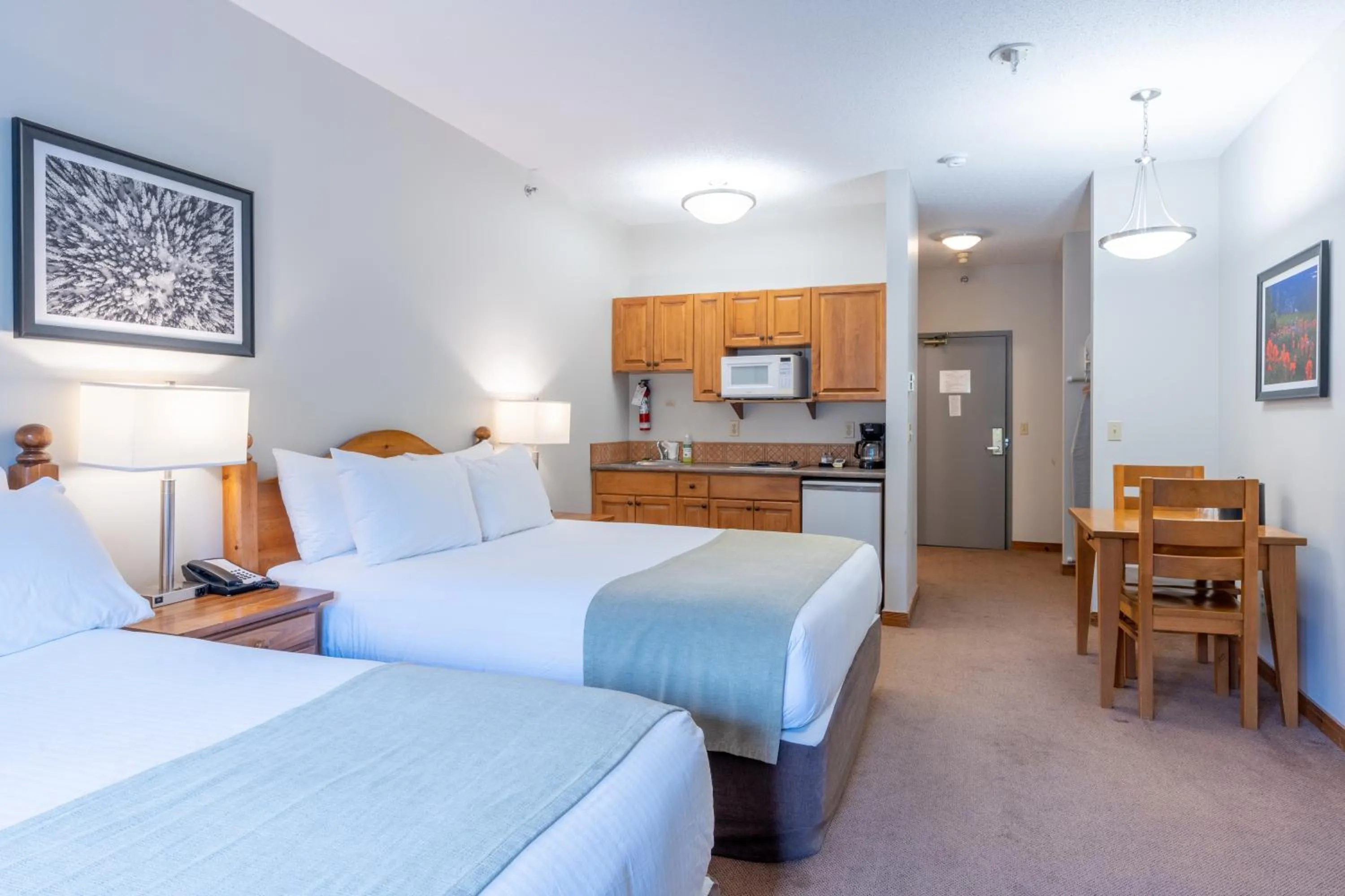 Photo of the whole room, Bed in Sundance Lodge