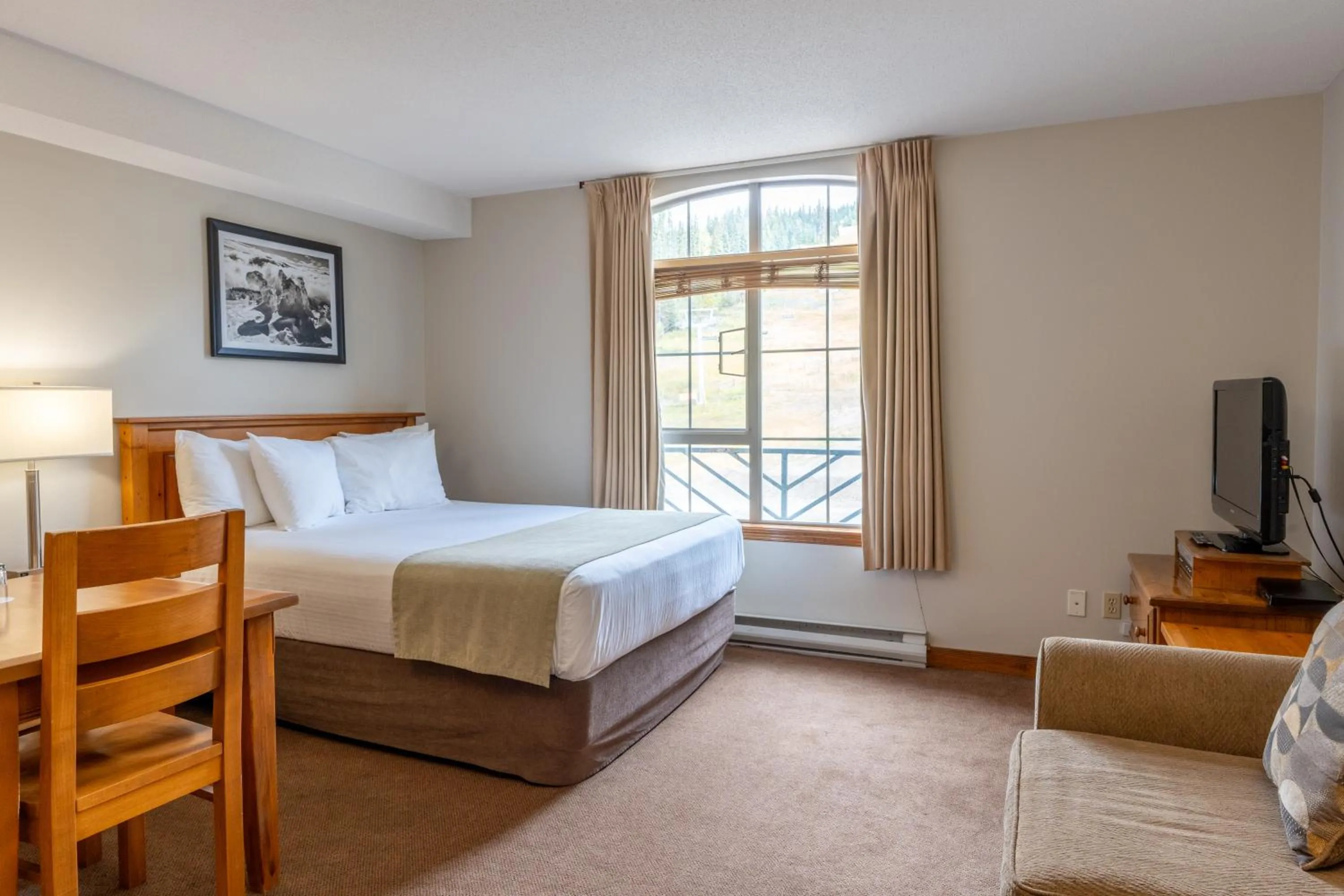 Photo of the whole room, Bed in Sundance Lodge