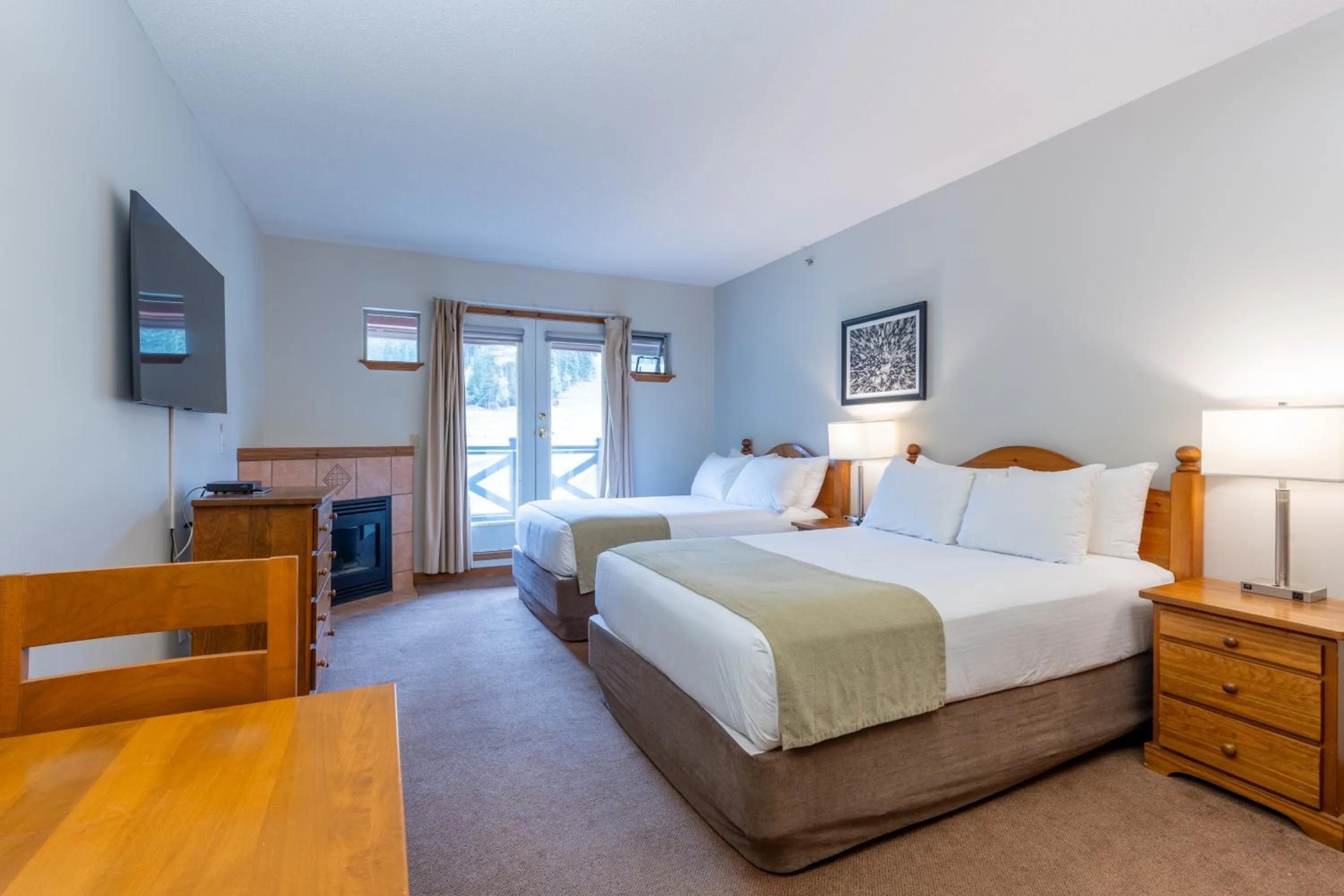 Photo of the whole room, Bed in Sundance Lodge