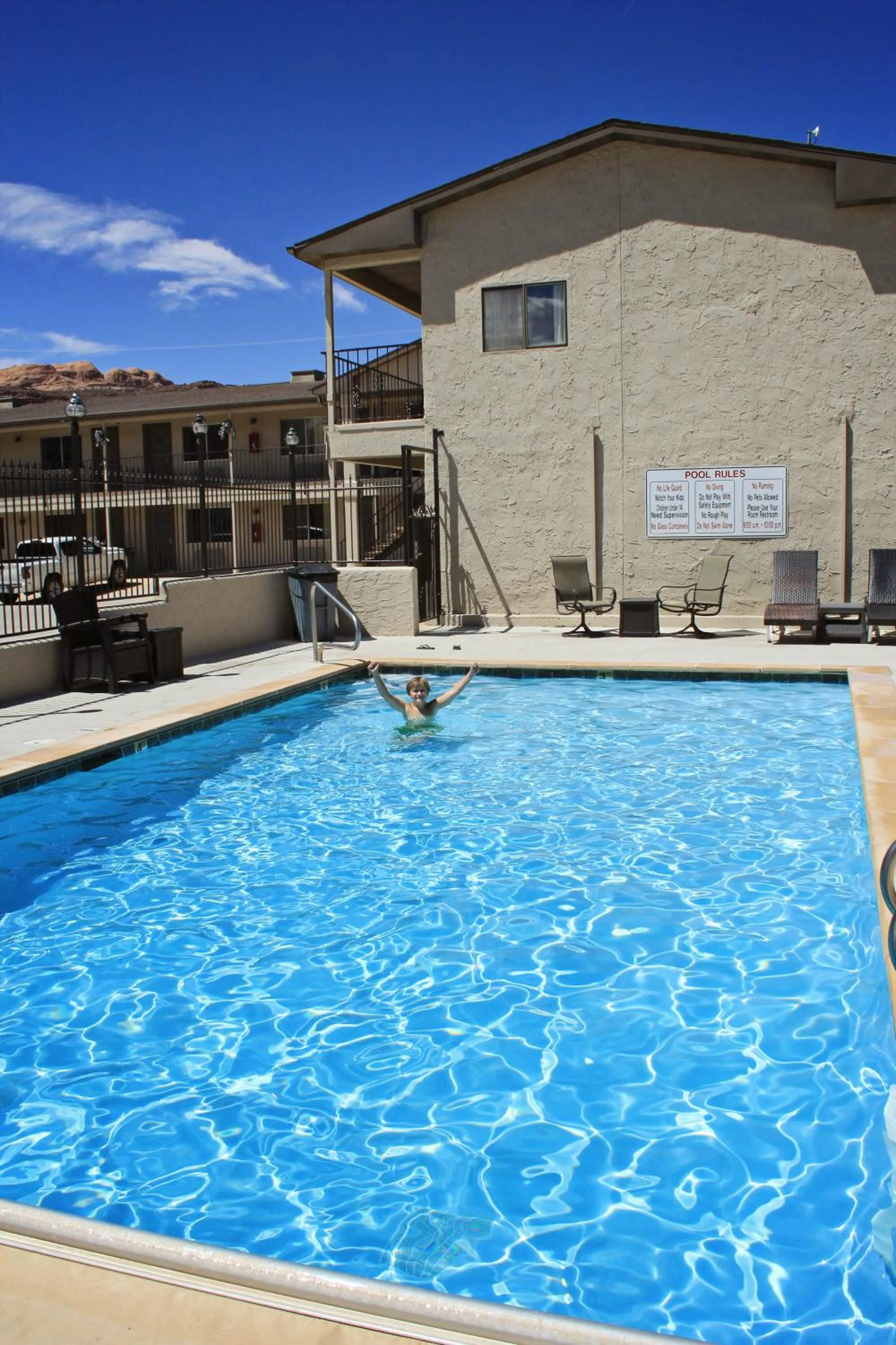 Swimming pool in Bowen Motel