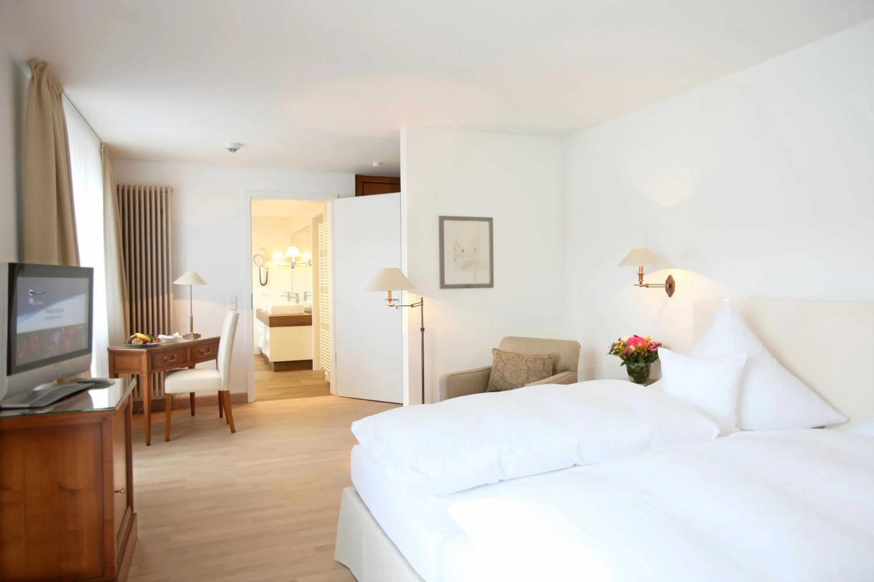 Bathroom, Bed in Hotel Krone