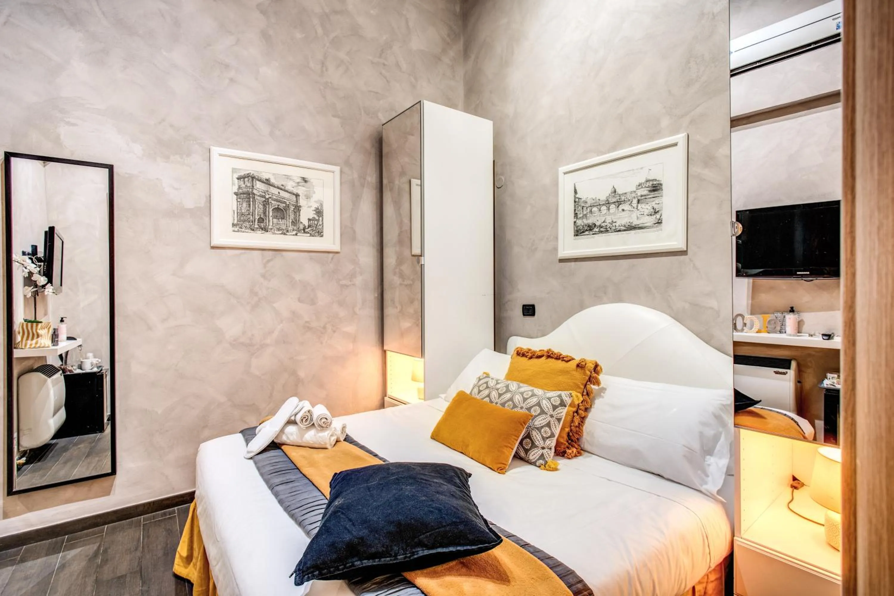 Photo of the whole room, Bed in La Residenza Dell'Angelo