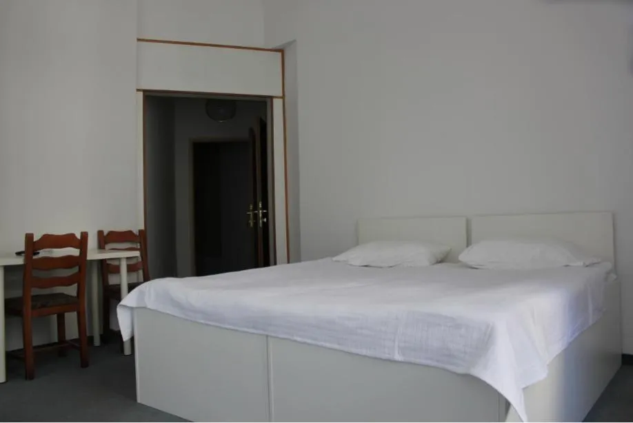 Bed in Arnes Hotel Vienna