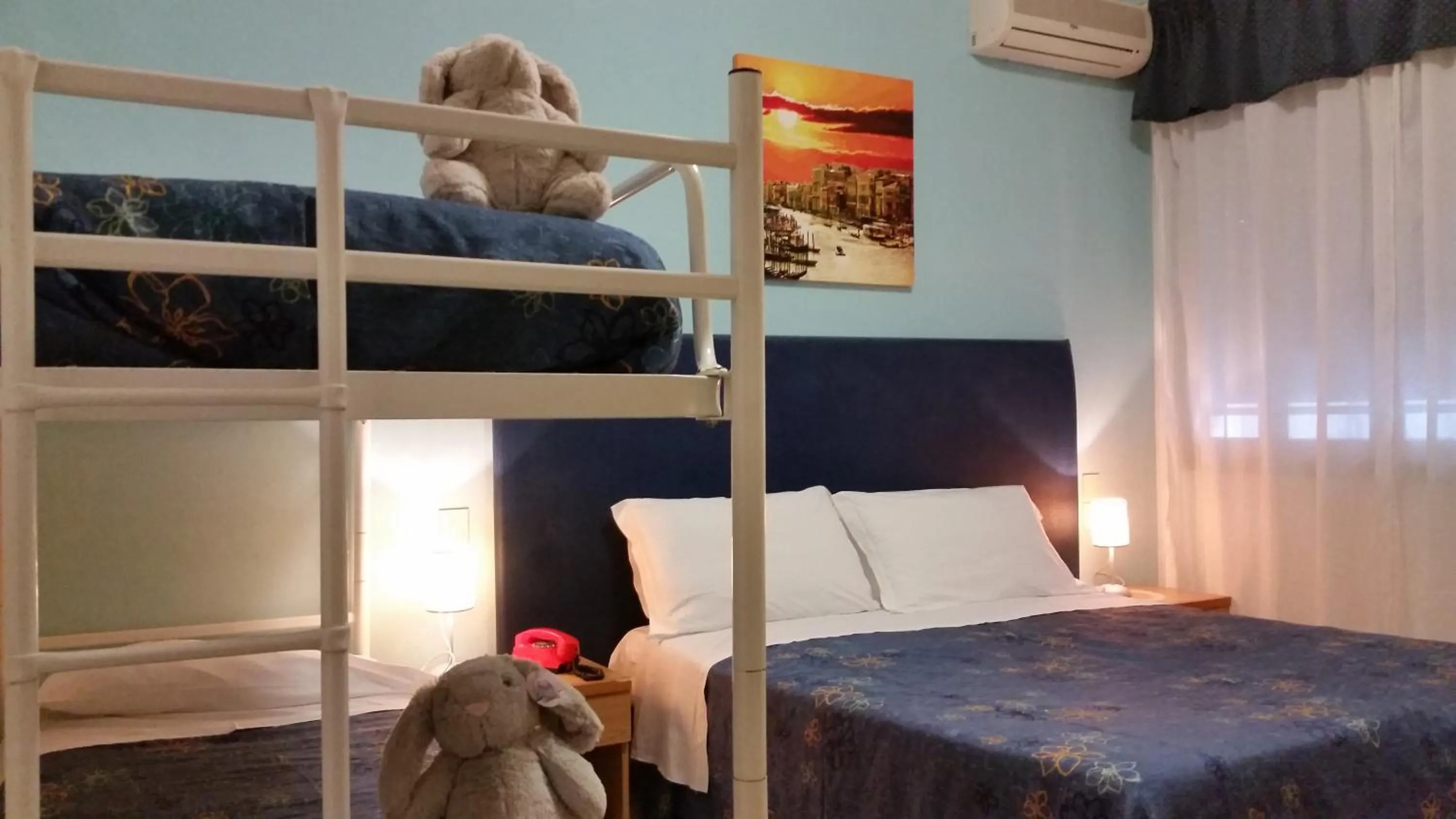 bunk bed, Bed in Hotel Danubio