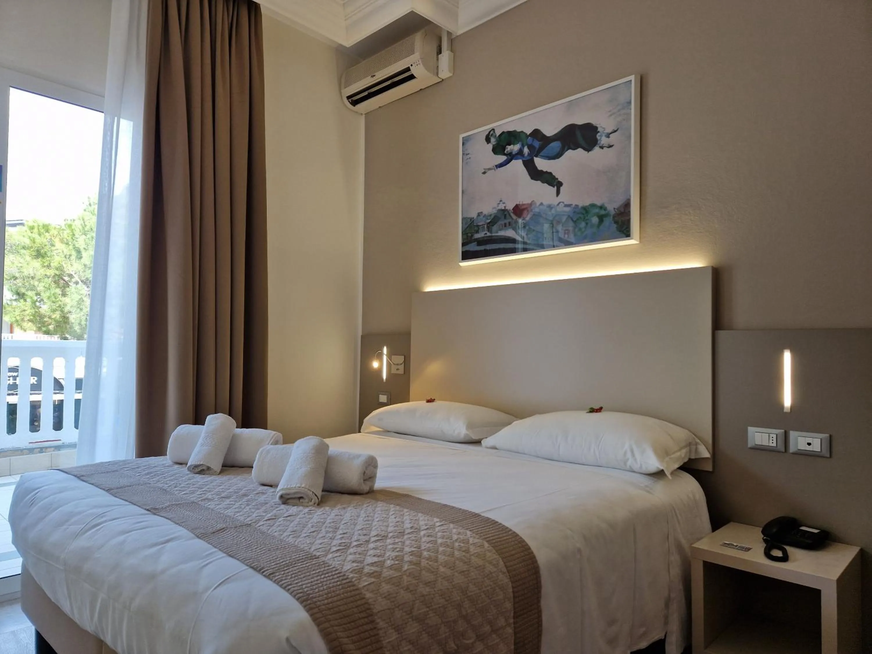 Shower, Bed in Hotel Danubio